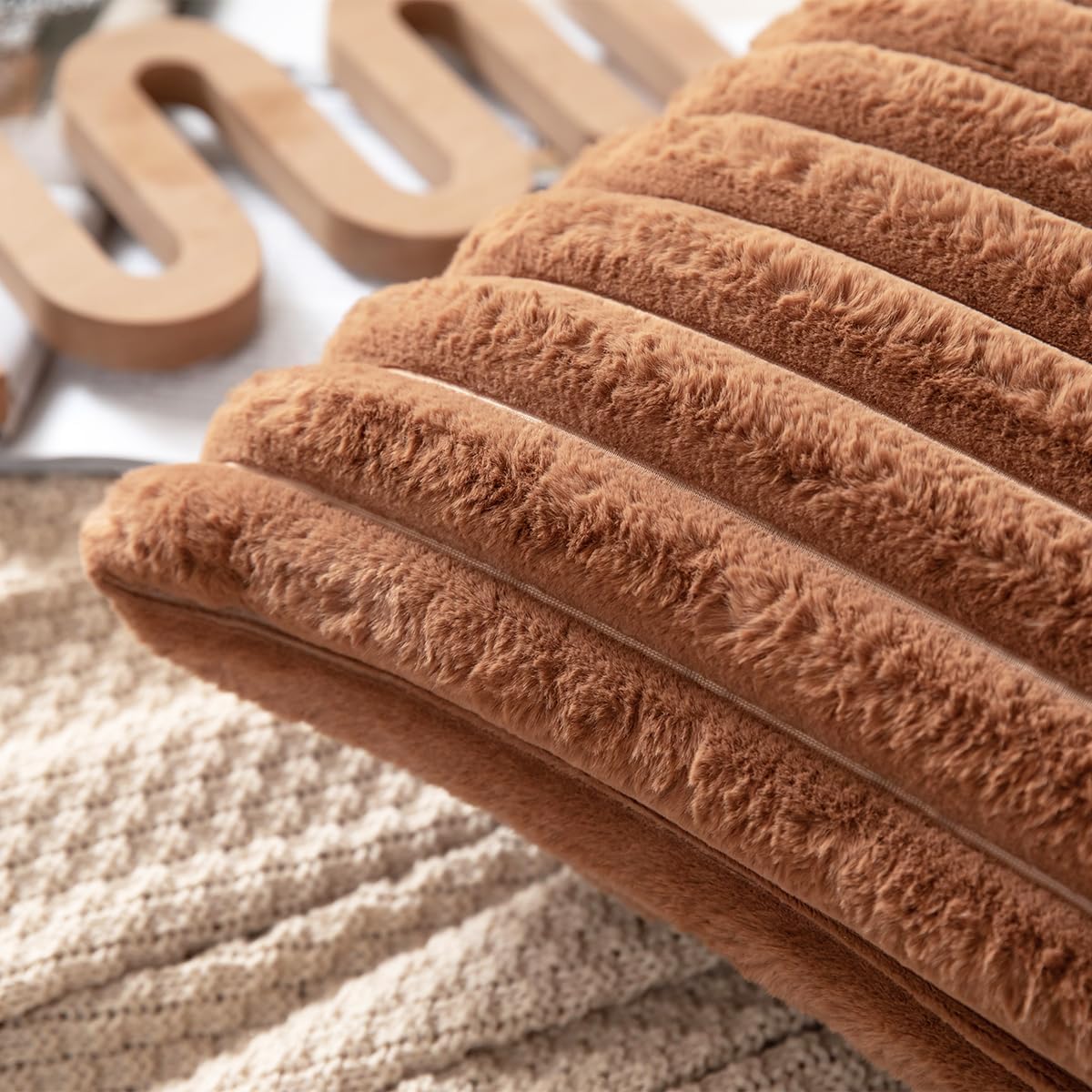 DEELAND Paquete de 2 fundas de cojín decorativas de felpa de pelo sintético de doble cara, fundas de cojín suaves a rayas para sofá, dormitorio,