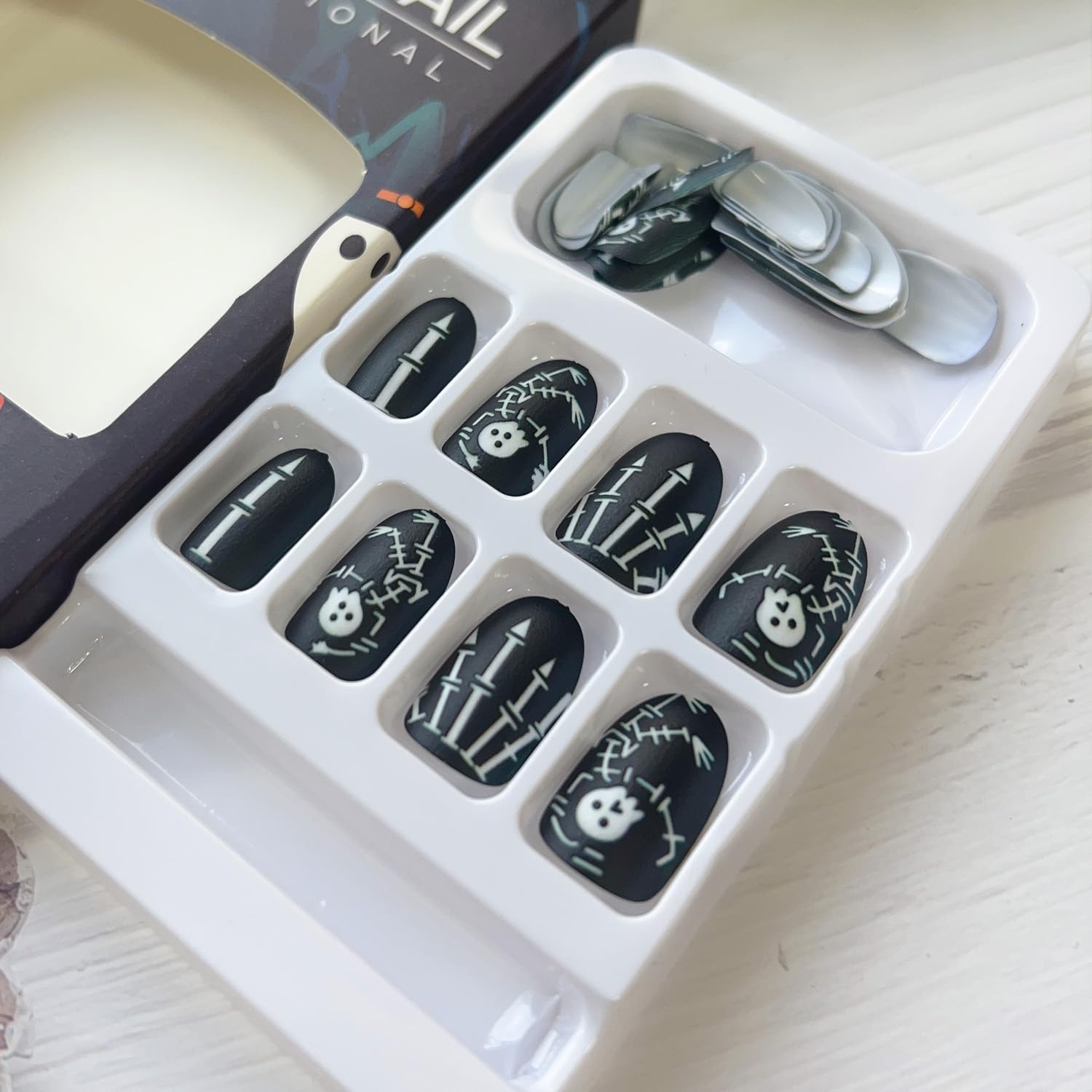 24 uñas negras a presión de Halloween, uñas postizas medianas de forma ovalada para Halloween, uñas con pegamento en uñas con patrón de esqueleto