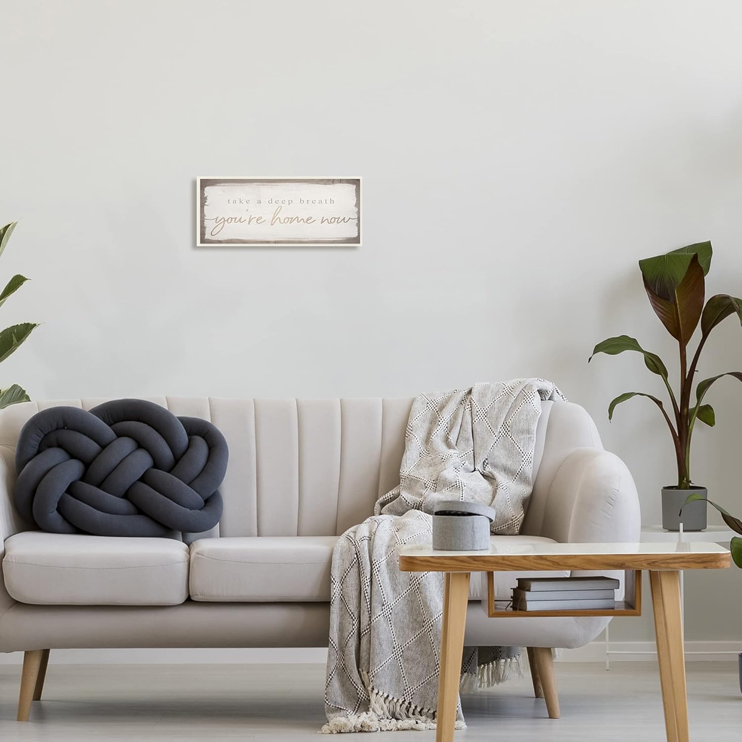 Stupell Industries Letrero con texto en inglés “You’re Home Now Weathered Shabby Chic”, diseño de Daphne Polselli, 17 x 7 pulgadas, color marrón