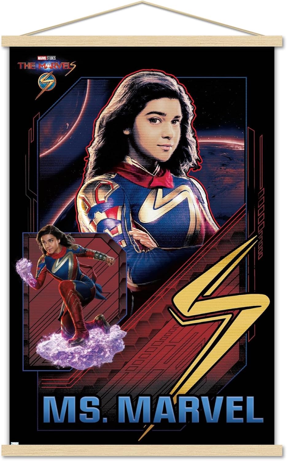 Trends International Marvel The Marvels – Póster de pared de Ms. Marvel, 22.37 x 34.00 pulgadas, paquete de impresión premium y colgador de madera