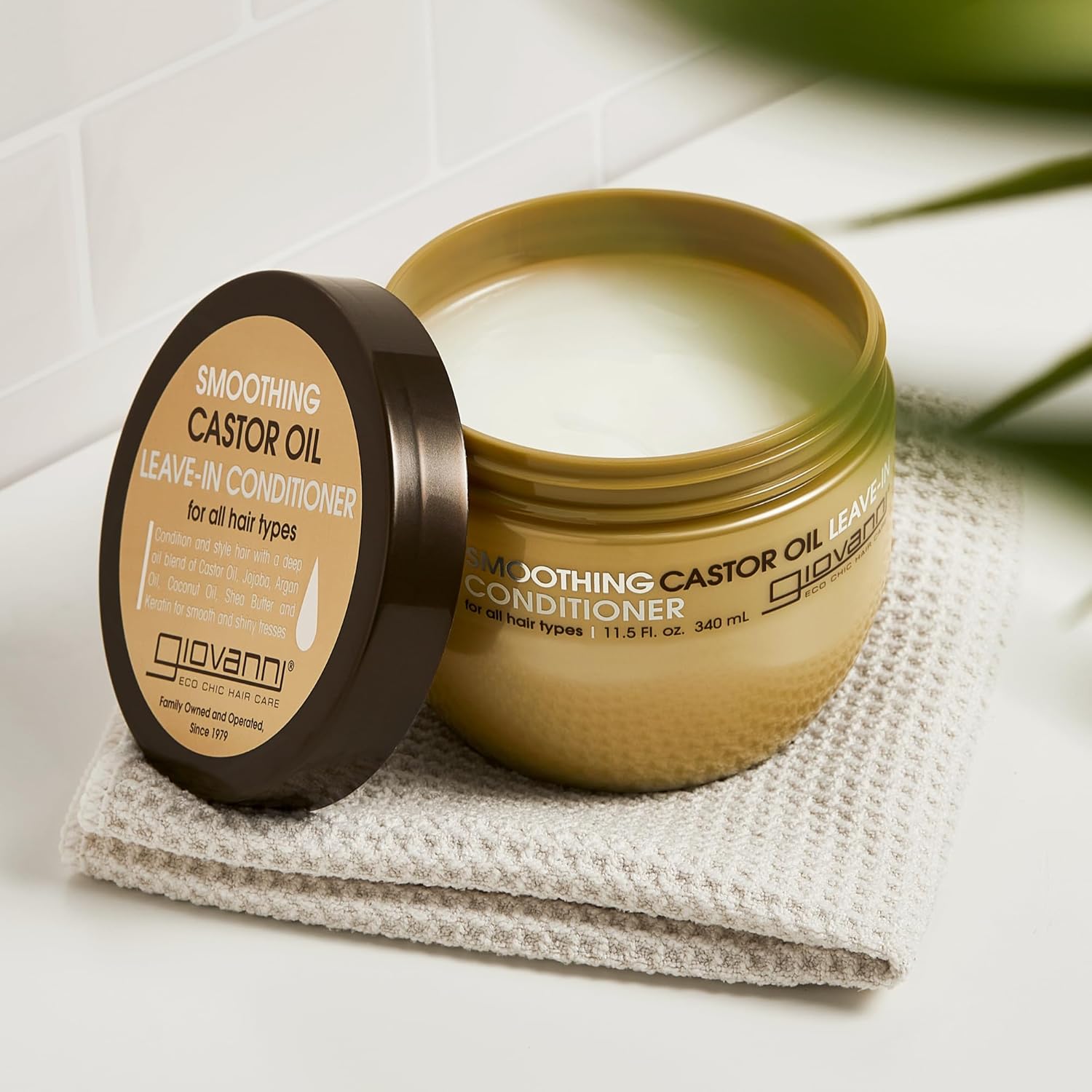 GIOVANNI Acondicionador sin enjuague con aceite de ricino suavizante, todo tipo de cabello, hidrata el cabello y el cuero cabelludo, hidrata y