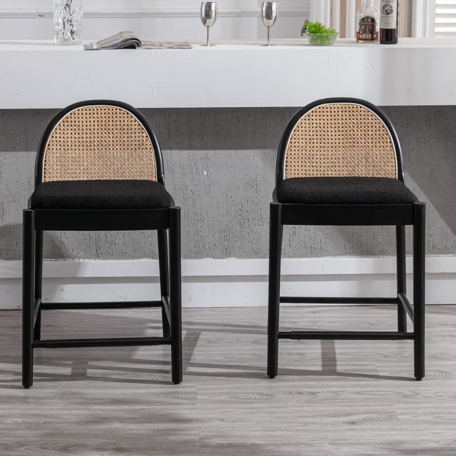 LukeAlon Juego de 2 taburetes de bar modernos de sherpa, de 26 pulgadas de altura de asiento, con patas de madera, caña de ratán natural, sillas de