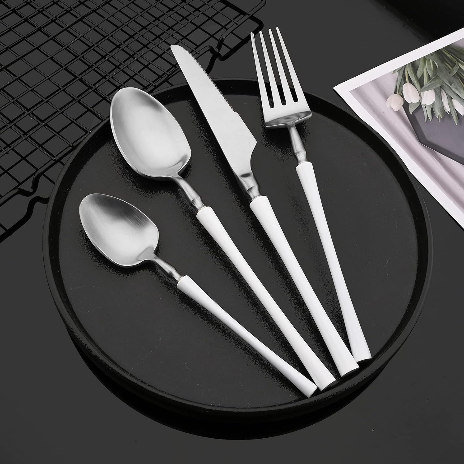 JASHII Juego de cubiertos blancos y plateados, vajilla de metal de acero inoxidable 304 de 24 piezas con mango de cintura pequeña para 6, acabado