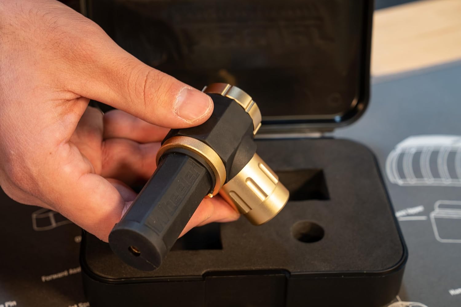 Wheeler – Mirador láser profesional con conexión magnética, uso de múltiples calibres y estuche de almacenamiento para montaje de alcance, armería y