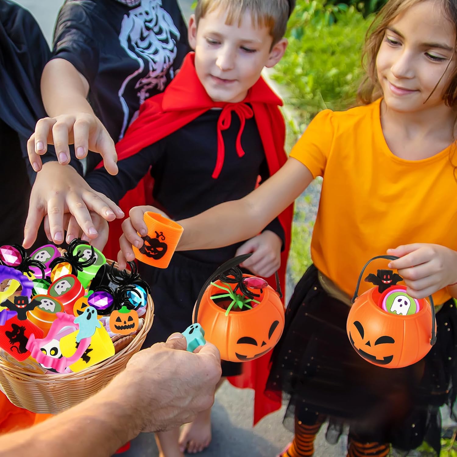 168 piezas de recuerdos de fiesta de Halloween para niños, paquete de 24 calabazas precargadas de Halloween con juguetes, araña, dientes de vampiro,
