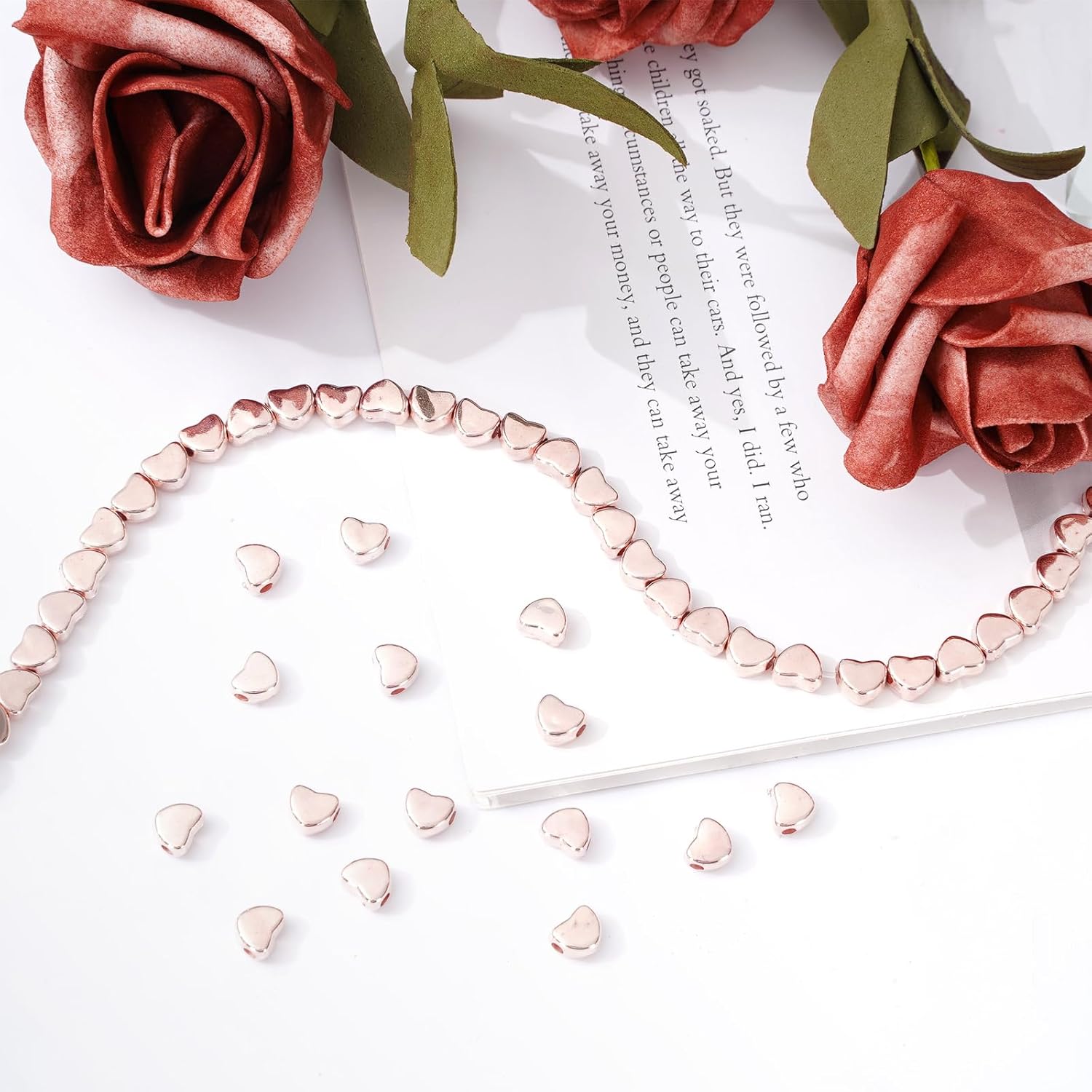 Whaline 600 cuentas de corazón acrílicas de oro rosa con forma de corazón, cuentas espaciadoras para el día de San Valentín con cuerda elástica para