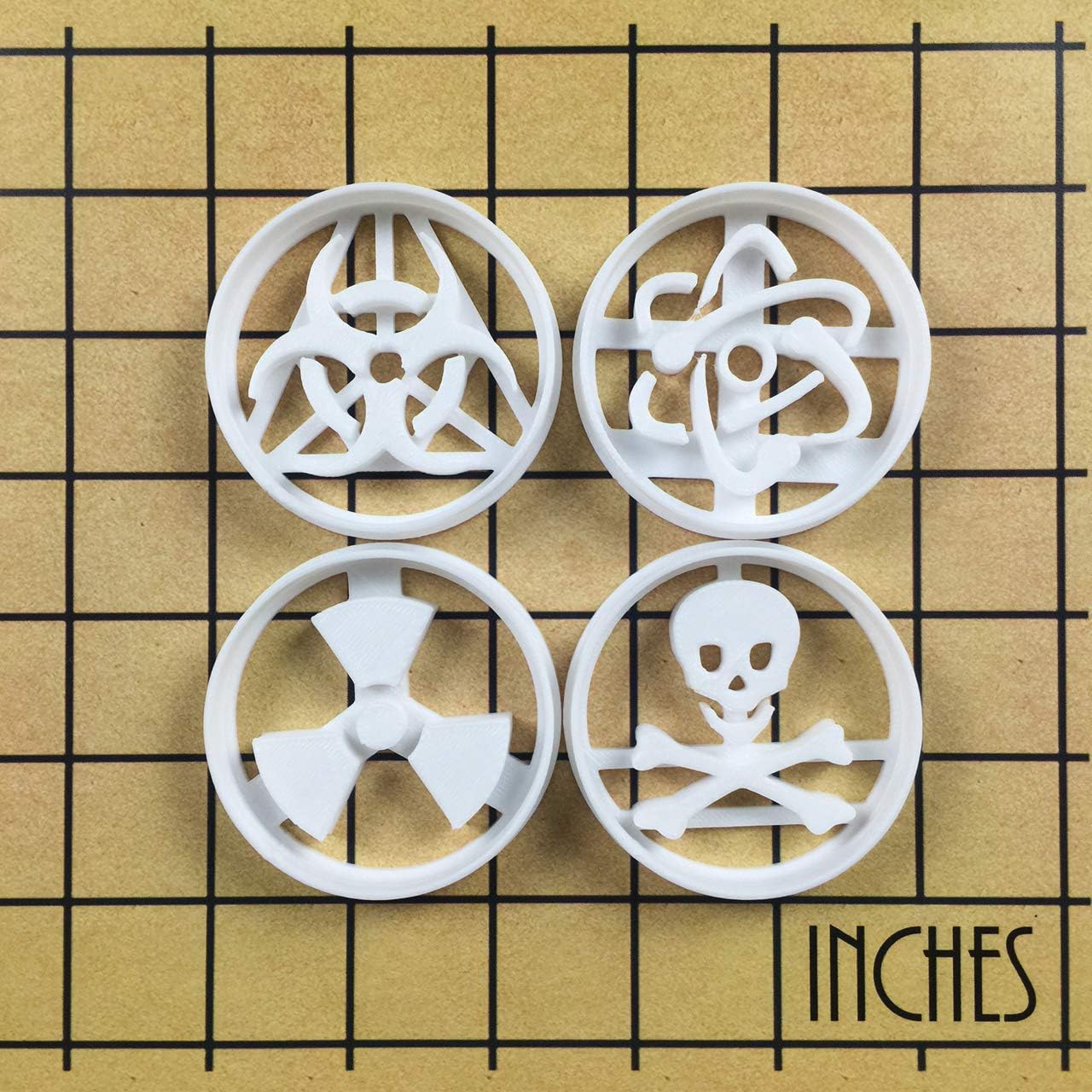 Juego de 4 cortadores de galletas con símbolos científicos (diseños átomo, riesgo biológico, radiación y símbolo tóxico), 4 piezas – Bakerlogy