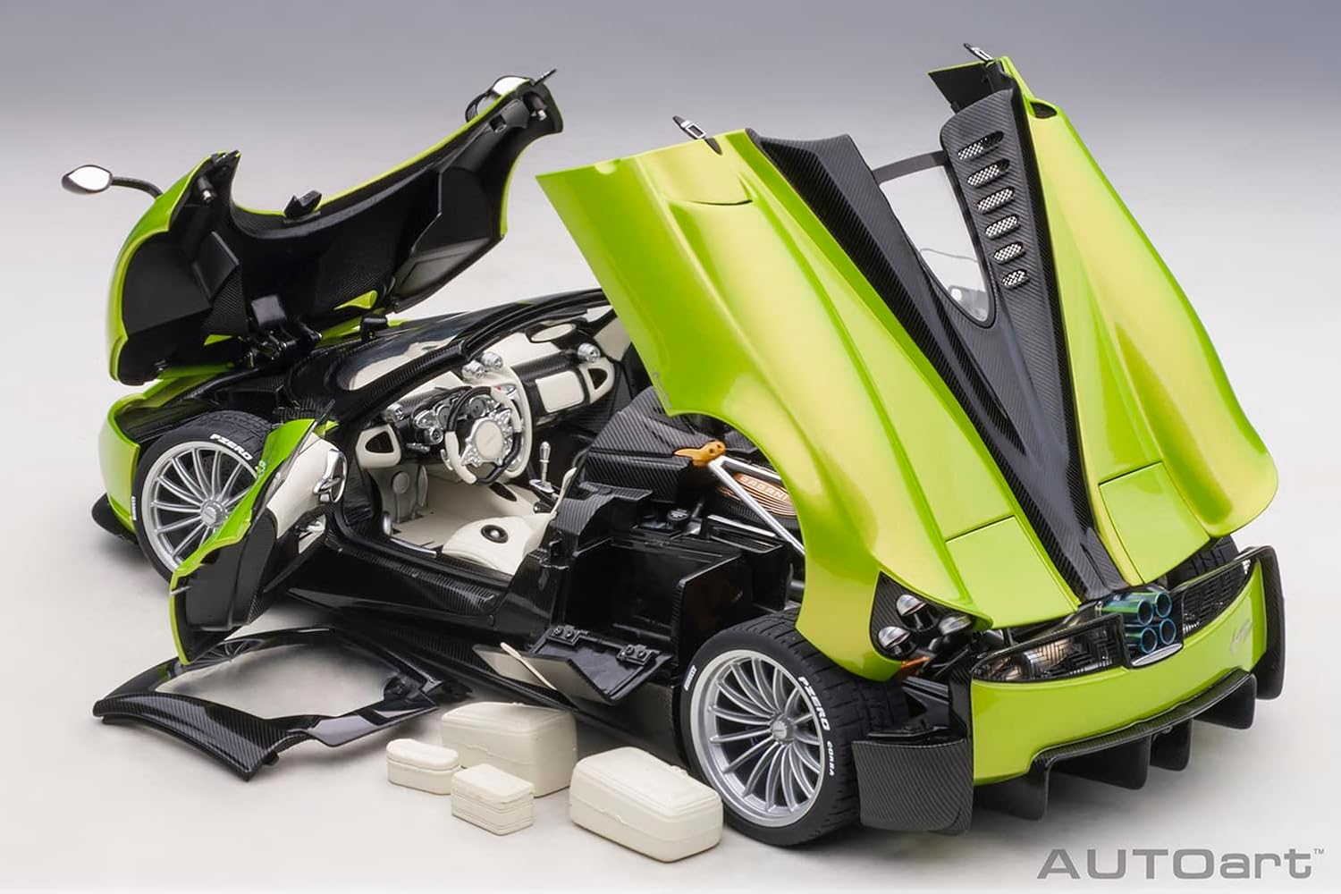 Pagani Huayra Roadster Verde Firenze Verde Metálico y Carbono con Equipaje Set 118 Modelo Coche por Autoart 78288