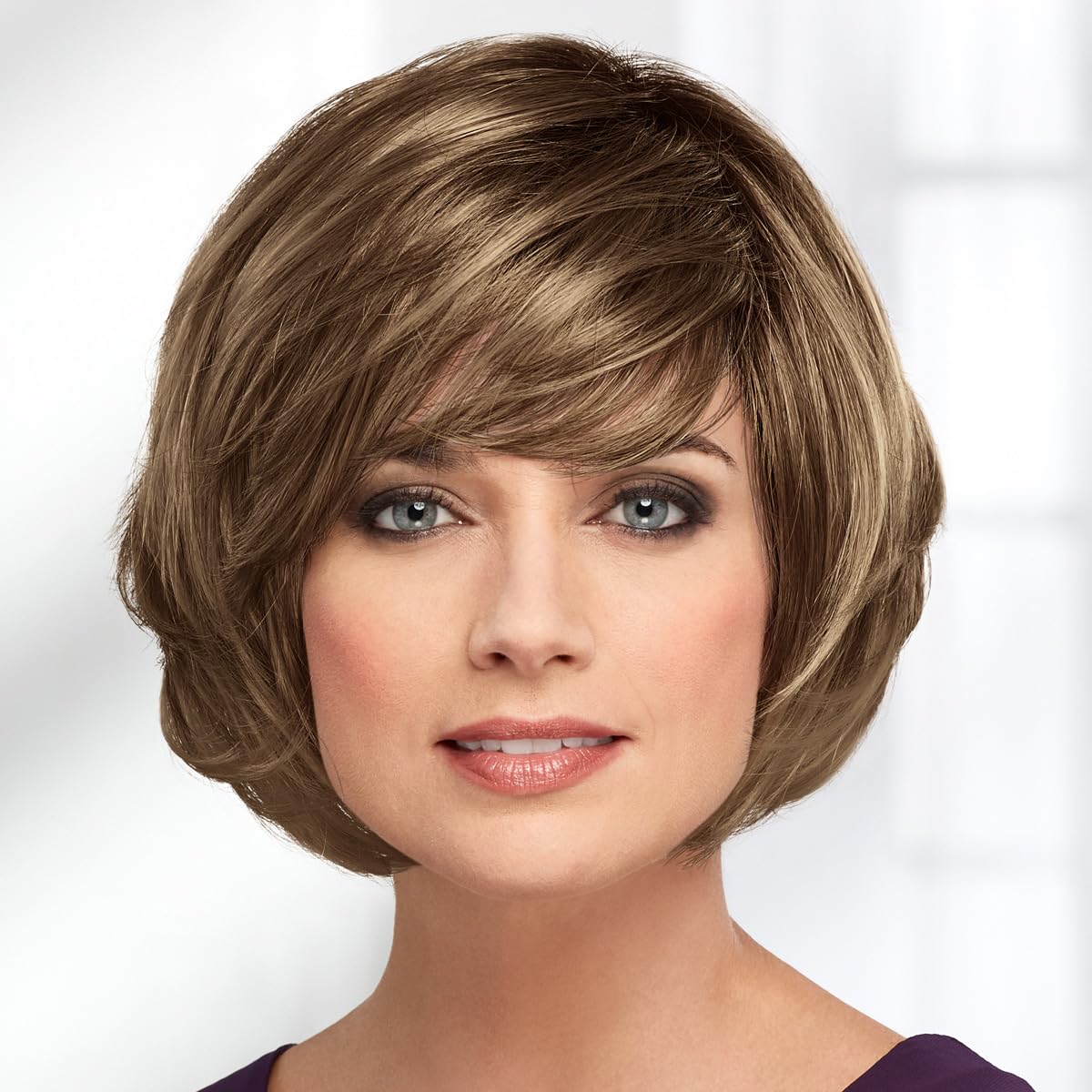 Paula Young Laurel – Peluca WhisperLite Haute Bob con flequillo recortado en las cejas y capas en ángulotonos multitonales de rubio, plateado,