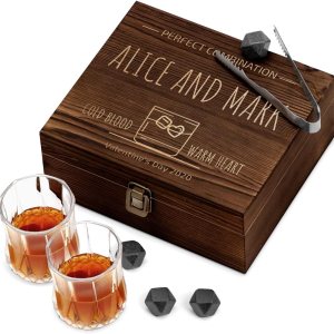 Maverton – Juego de regalo de piedras de whisky – Rocas escalofriantes en caja de madera grabada – 8 cubitos de hielo reutilizables con 2 vasos – Maverton – Juego de regalo de piedras de whisky – Rocas escalofriantes en caja de madera grabada – 8 cubitos de hielo reutilizables con 2 vasos –