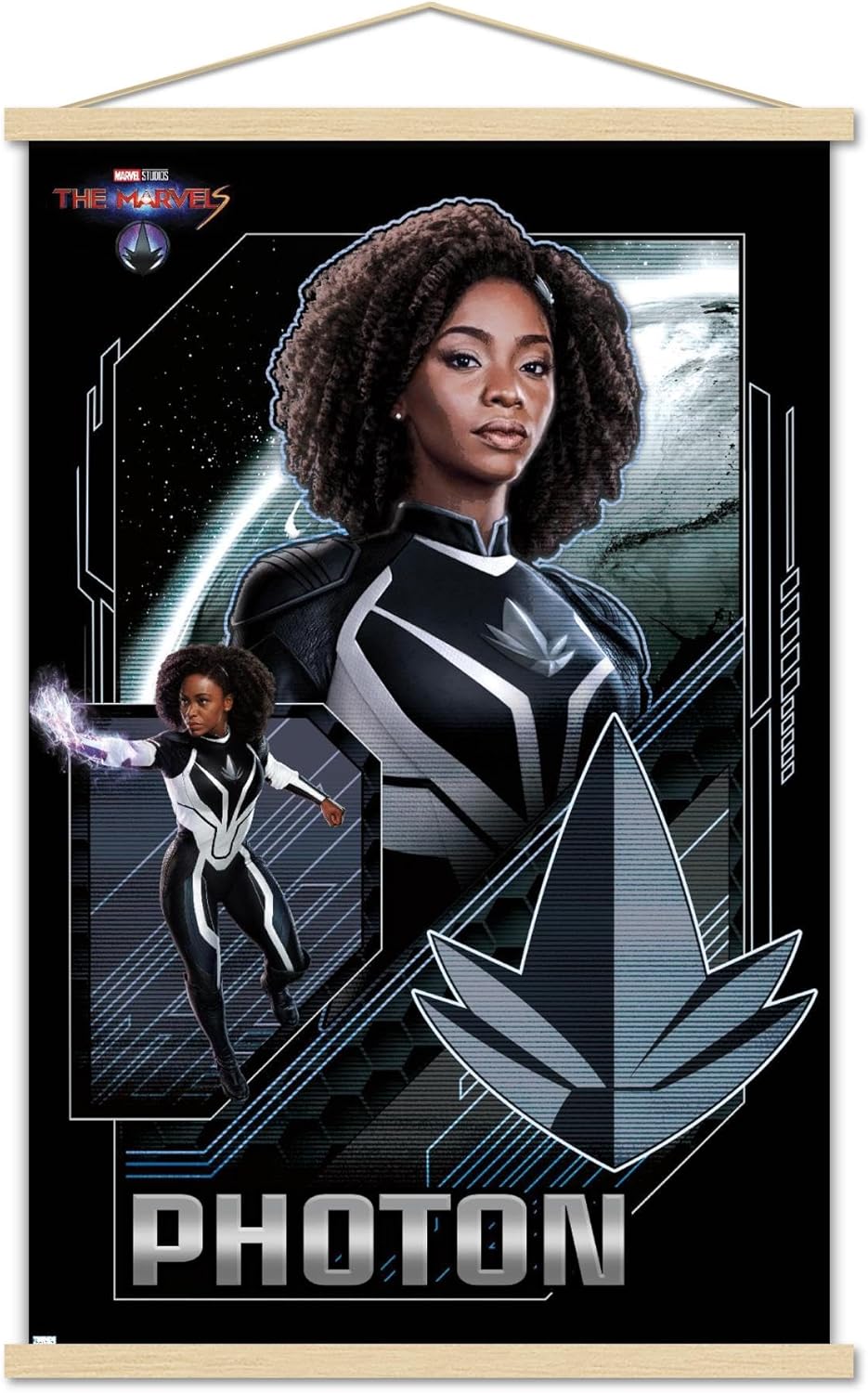 Trends International Marvel The Marvels – Póster de pared con fotones, 22.37 x 34.00 pulgadas, paquete de impresión prémium y colgador de madera de