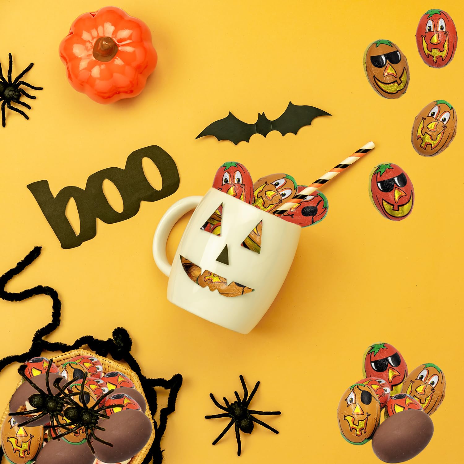 Amigos de calabaza de Halloween, rellenos de bolsas de fiesta de truco o trato, envueltos individualmente en láminas de diseño de cara de calabaza