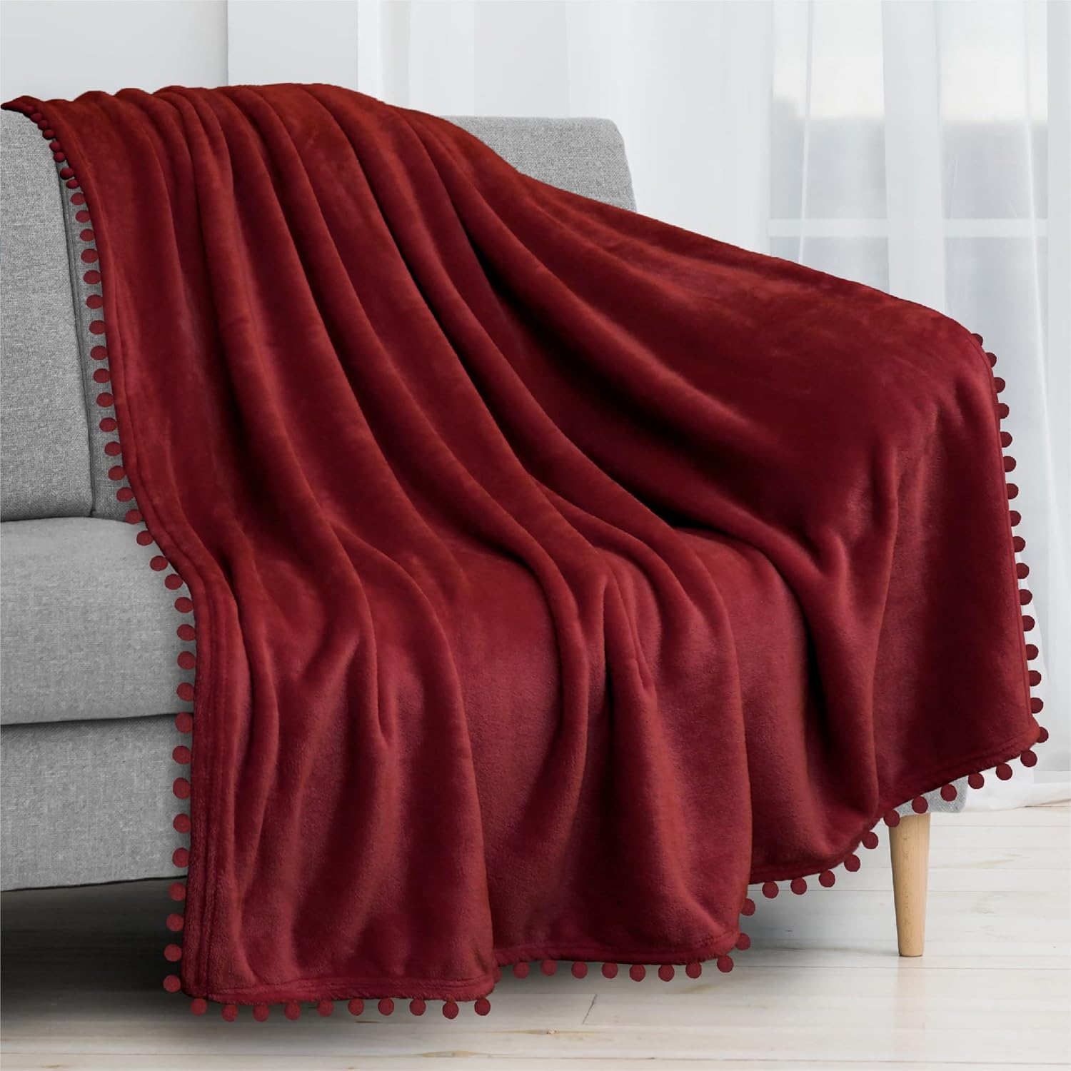 PAVILIA Manta roja granate con pompones, tamaño individual, suave forro polar acogedor con flecos y pompones, manta decorativa para el hogar, manta