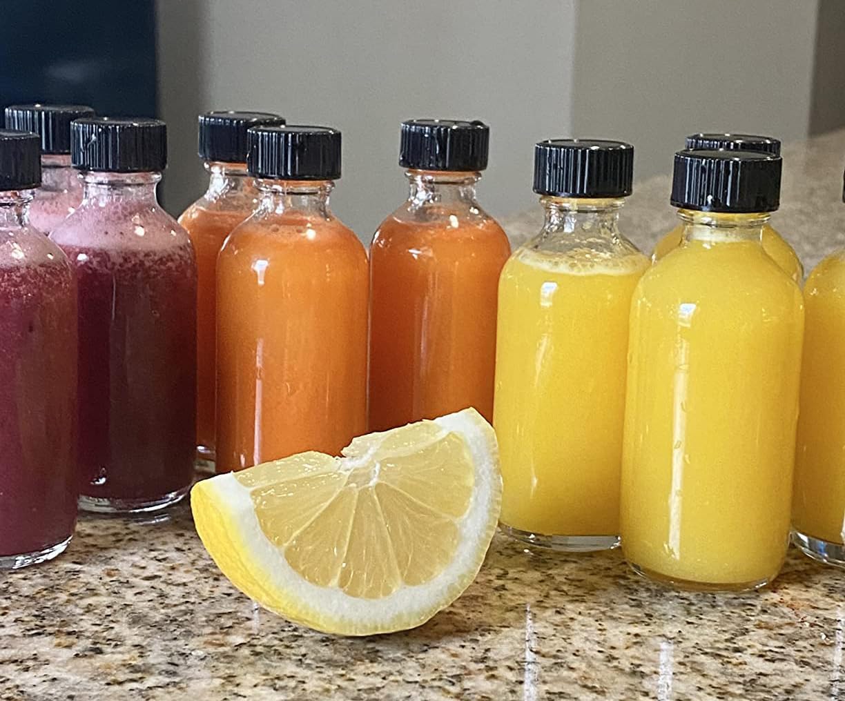 DIDITIME Paquete de 24 botellas pequeñas de vidrio transparente de 2 onzas con tapas y 4 embudos, botellas redondas Boston de muestra de 2.1 fl oz