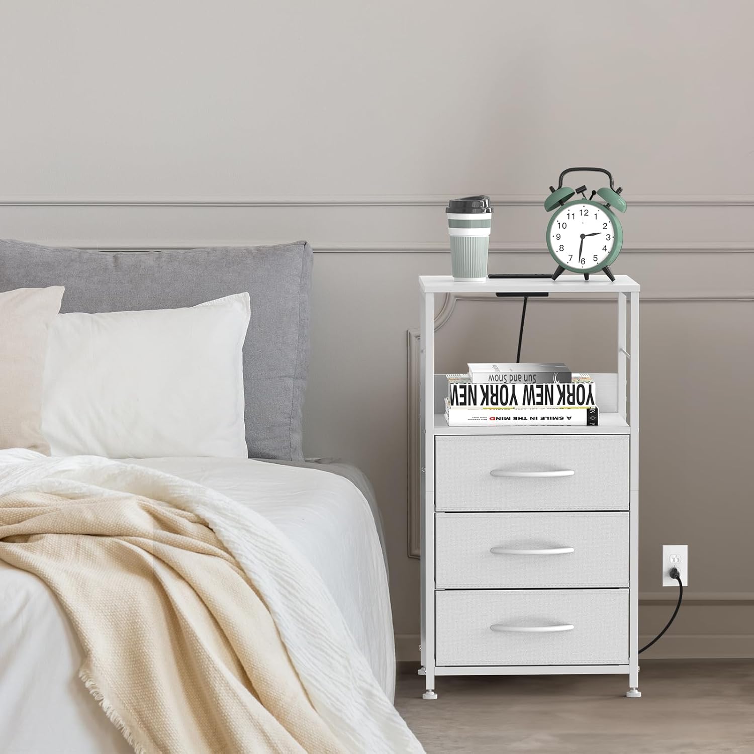 Mesita de noche blanca con estación de carga, mesa auxiliar con cajón, mesita de noche alta con puertos USB y tomacorrientes, mesita de noche de 3