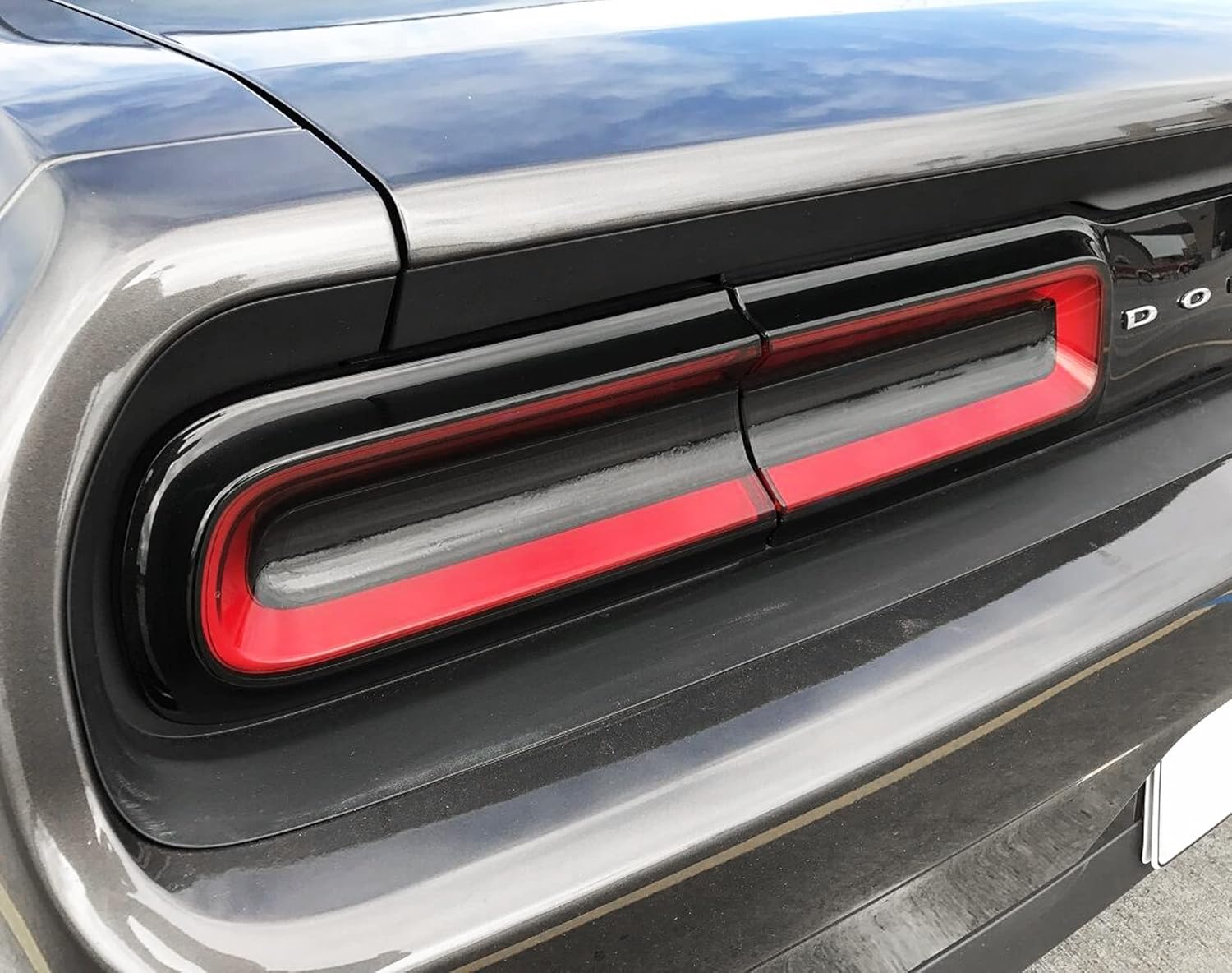 SlickMod Tinte de humo de vinilo precortado para la luz trasera Dodge Challenger 2015-2022 (2. señal de giro y marcha atrás, 20% humo oscuro)