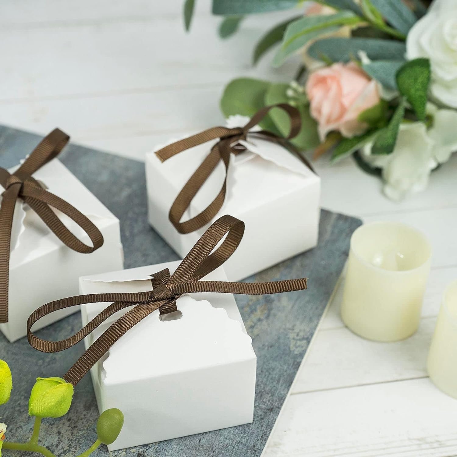 Efavormart – Paquete de 25 cajas de regalo con borde festoneado blanco, cajas de regalo de dulces para fiesta de boda con cintas de grogrén – 2.5 x