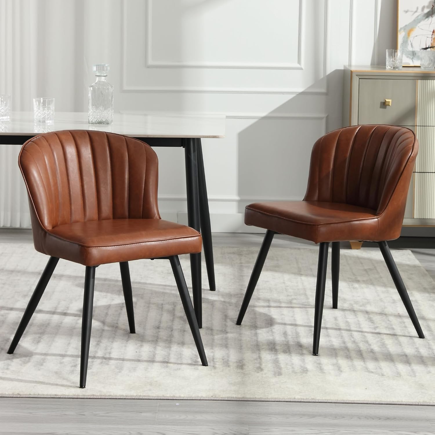 Shuizhi – Juego de 2 sillas de comedor de cuero marrón modernas, sillas de comedor tapizadas con respaldo de conchapatas de metal, sillas laterales