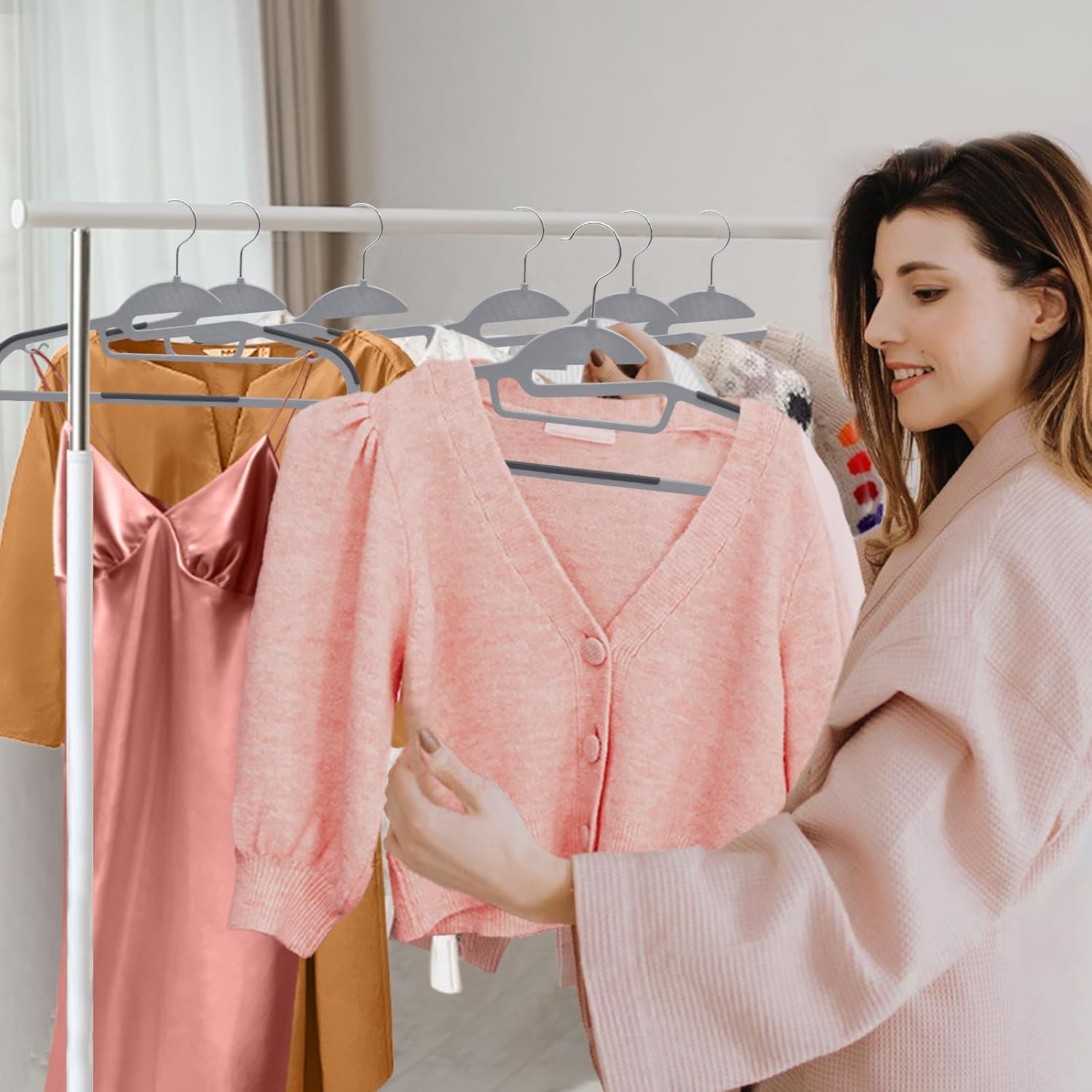 Paquete de 50 perchas de plástico para abrigos, perchas resistentes para pantalones, perchas para trajes que ahorran espacio con apertura en forma