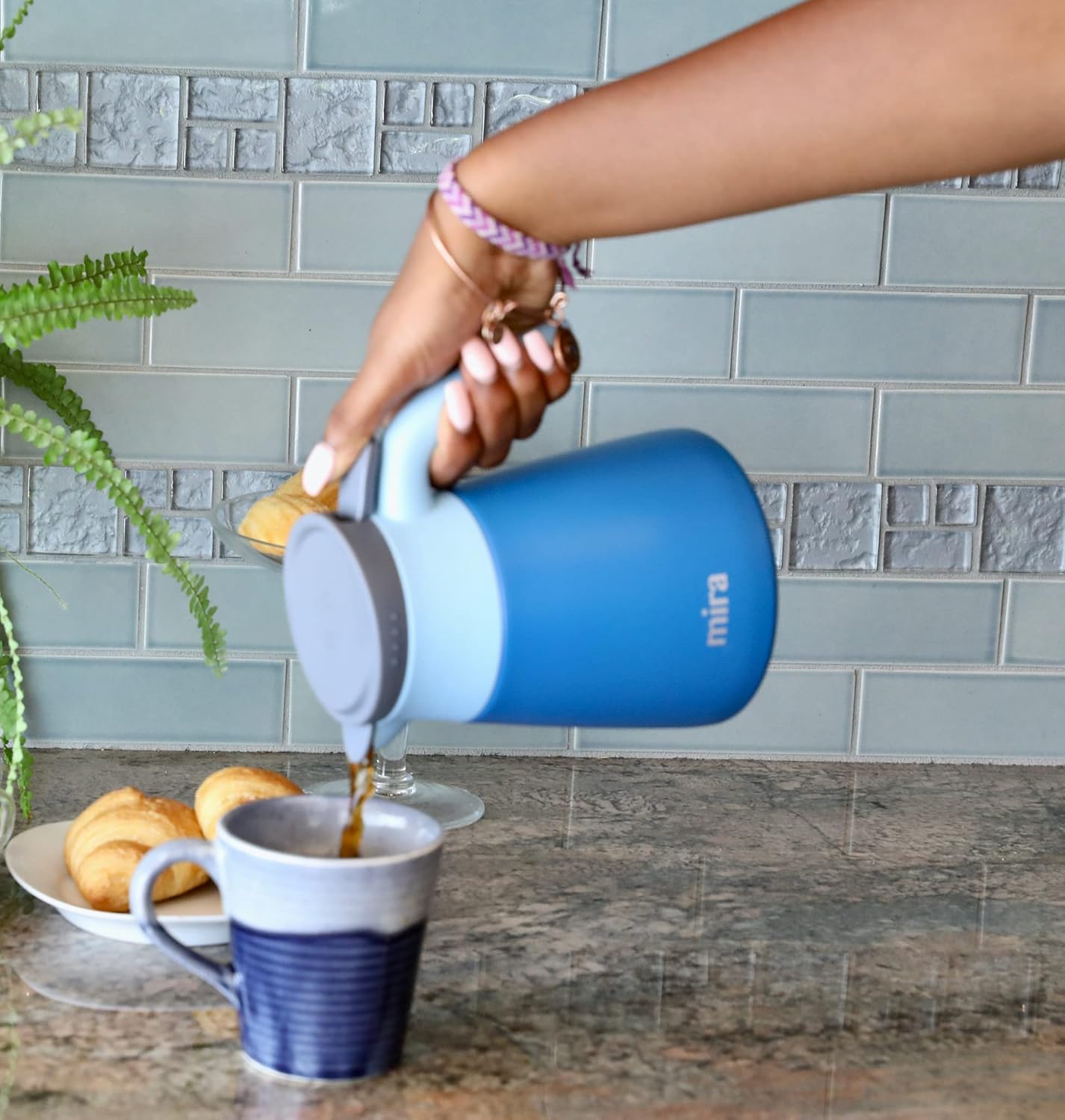 MIRA Servidor de jarra de café aislado, dispensador de café de acero inoxidable, 27 oz (27.1 fl oz), azul rey