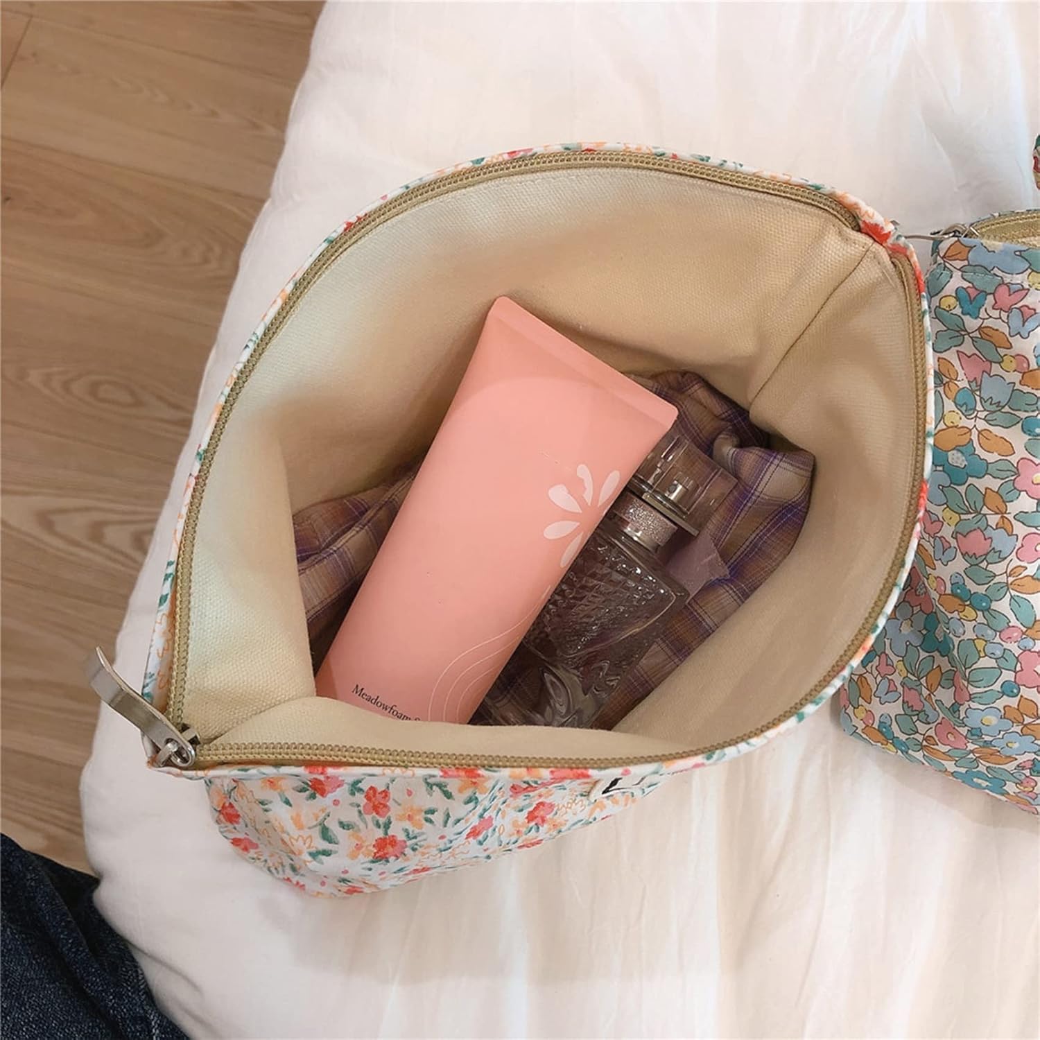 Aganmi Bolsa de maquillaje floral para mujer con cremallera, bolsas de cosméticos estéticas con forro de lona, bonitas bolsas de maquillaje de viaje