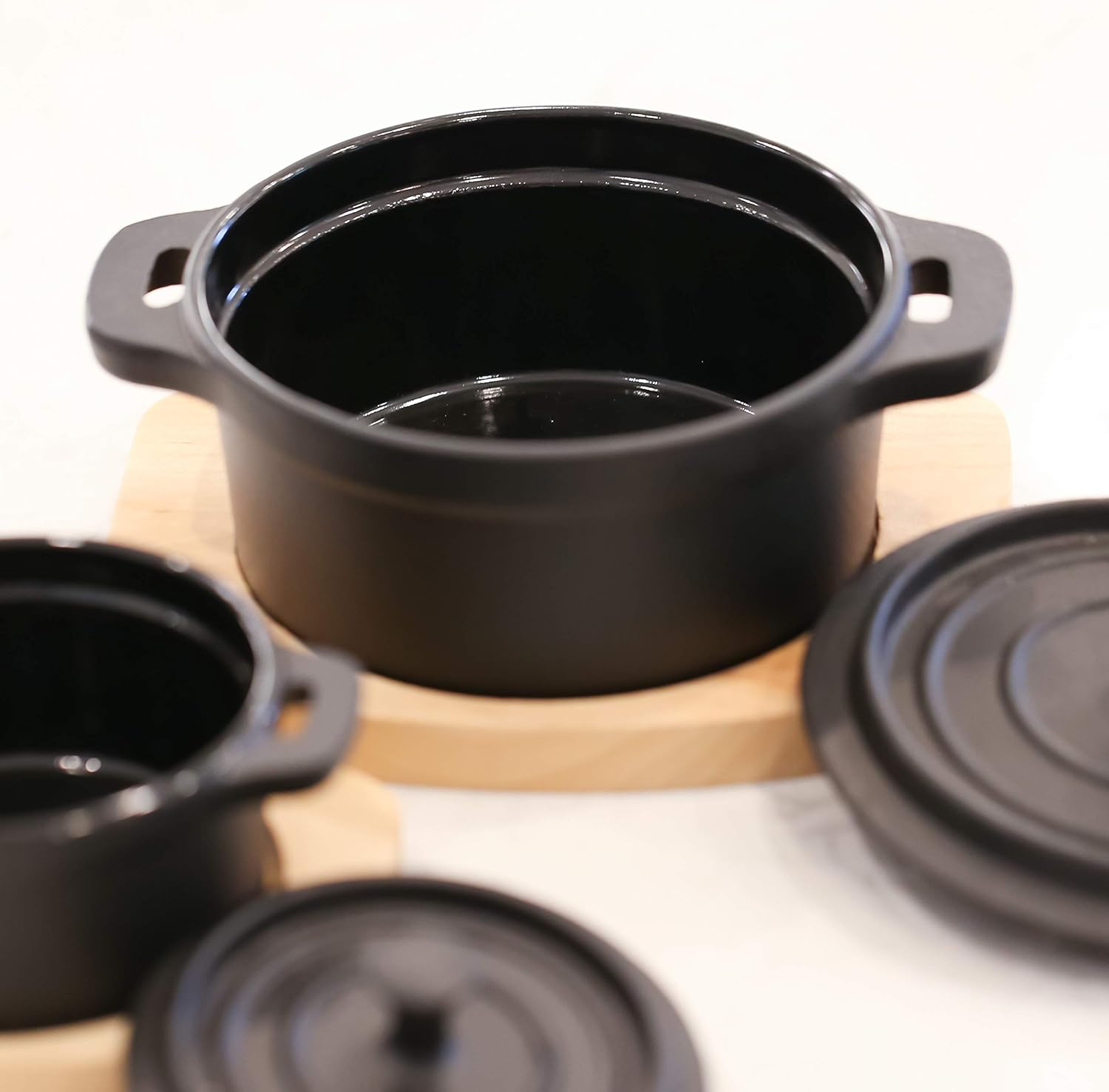 Frieling Mini horno holandés de hierro fundido con interior esmaltado y salvamanteles de madera, 1 taza, negro