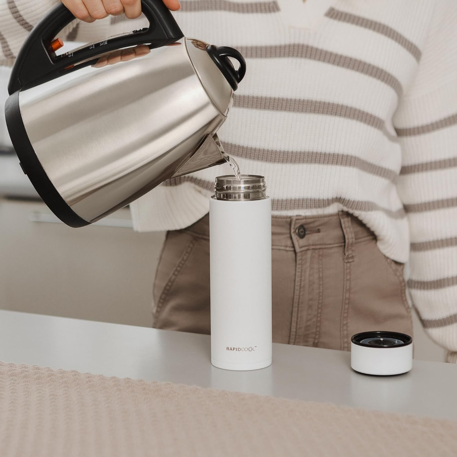 Nuby RapidCool – Fabricante portátil de biberones para bebés, sin BPA, incluye dispensador de leche en polvo y tapa digital, ideal para biberones de