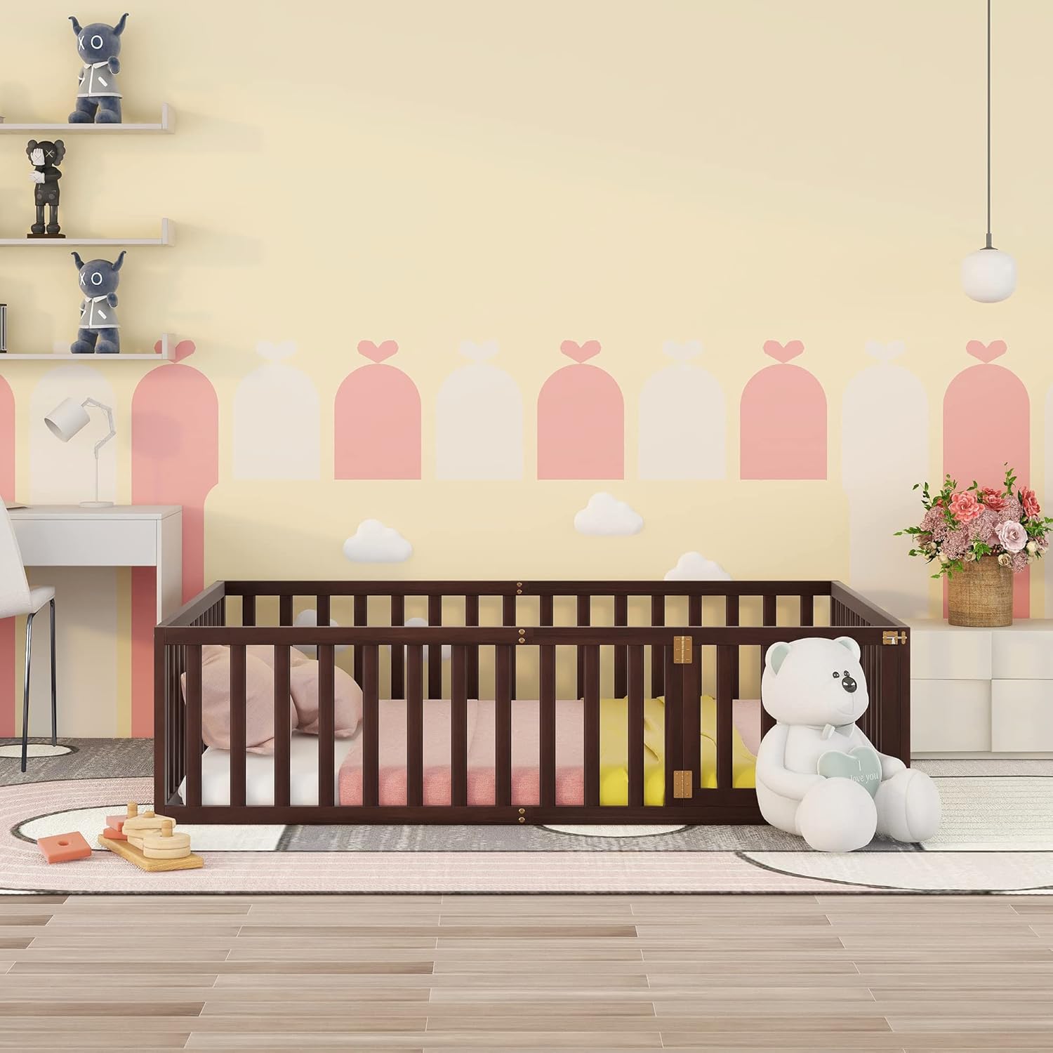 Cama de suelo tamaño Queen para niños, cama Montessori con barandillas en forma de valla y puerta, cama de piso de madera, cama tamaño Queen para