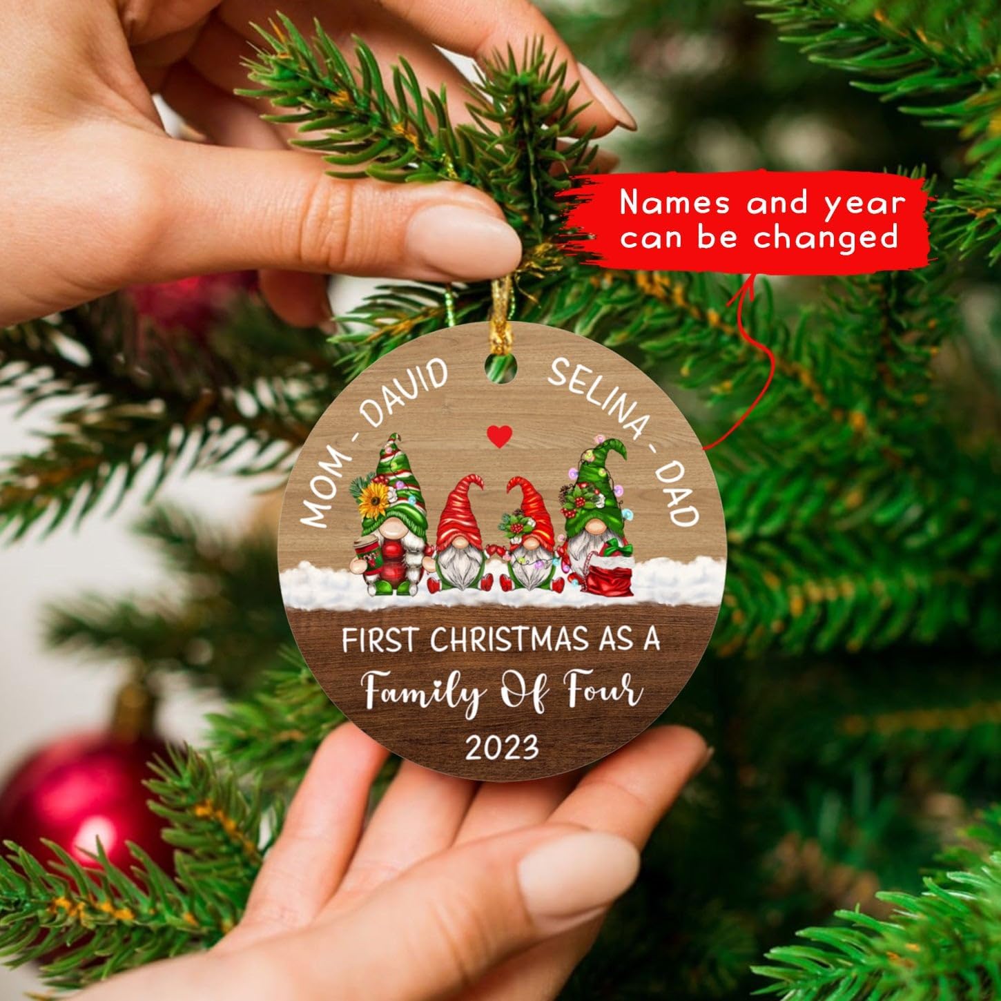 Adorno de gnomo de nuevos padres, regalo de recuerdo personalizado para la primera Navidad como familia de cuatro, adorno de Navidad 2024, regalo de