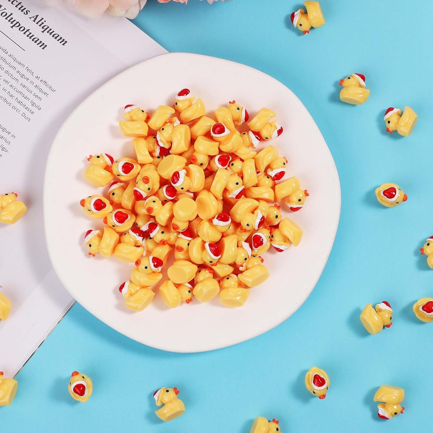 100 patos de resina de Navidad, mini patos de resina para decoración de pequeños patos con sombrero de Navidad, pequeño pato de resina en miniatura