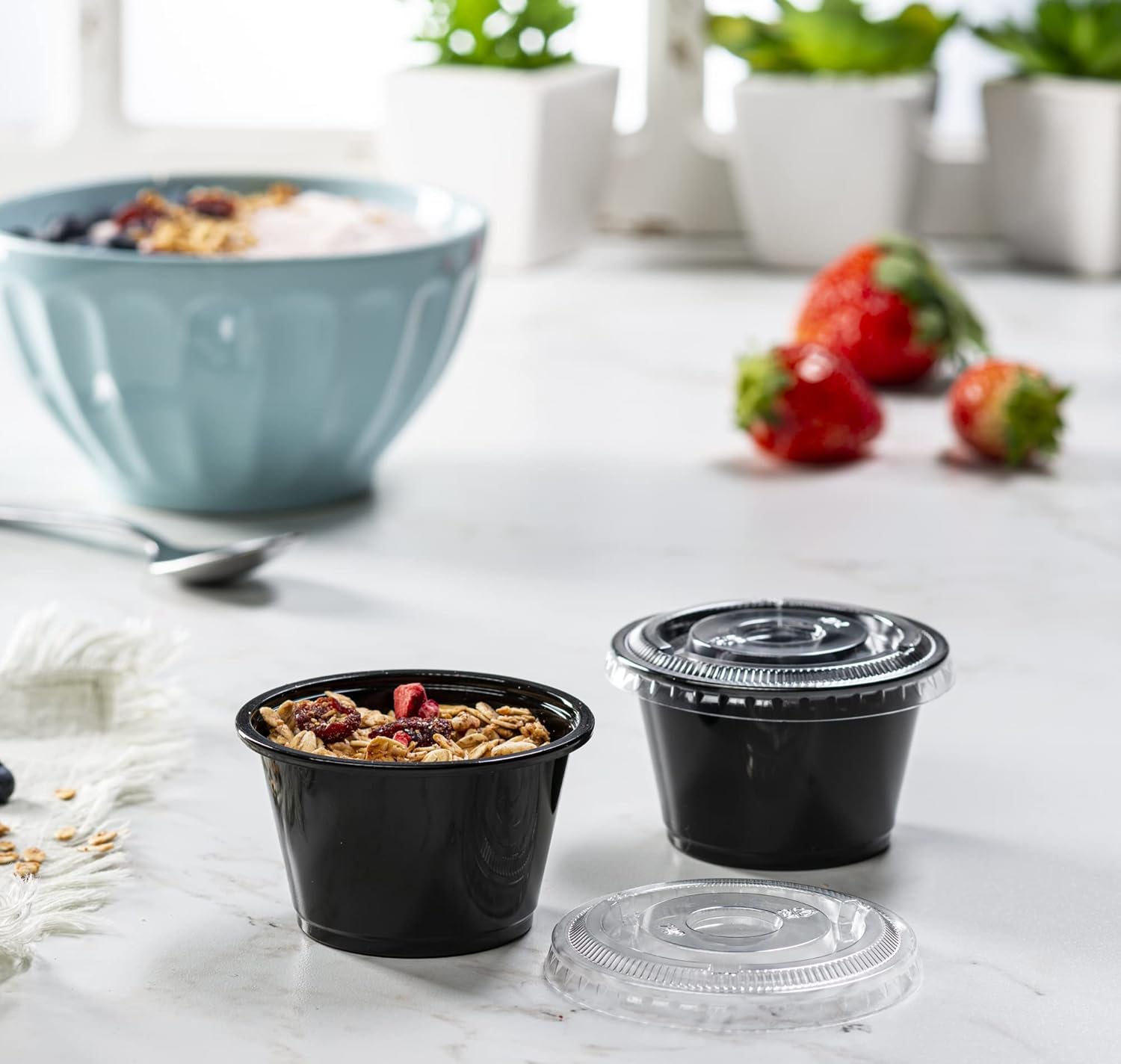 (4 onzas  100 juegos) Vasos de plástico sumergibles negros con tapas, pequeños recipientes para control de porciones, chupitos de gelatina,