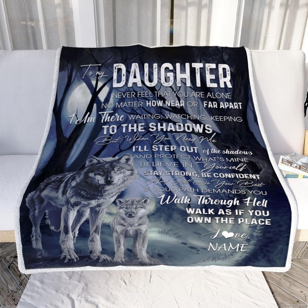 Manta personalizada con texto en inglés To My Daughter from Mom, Never Feel You are Alone, diseño de lobo, luna, noche de bosque oscuro, familia,
