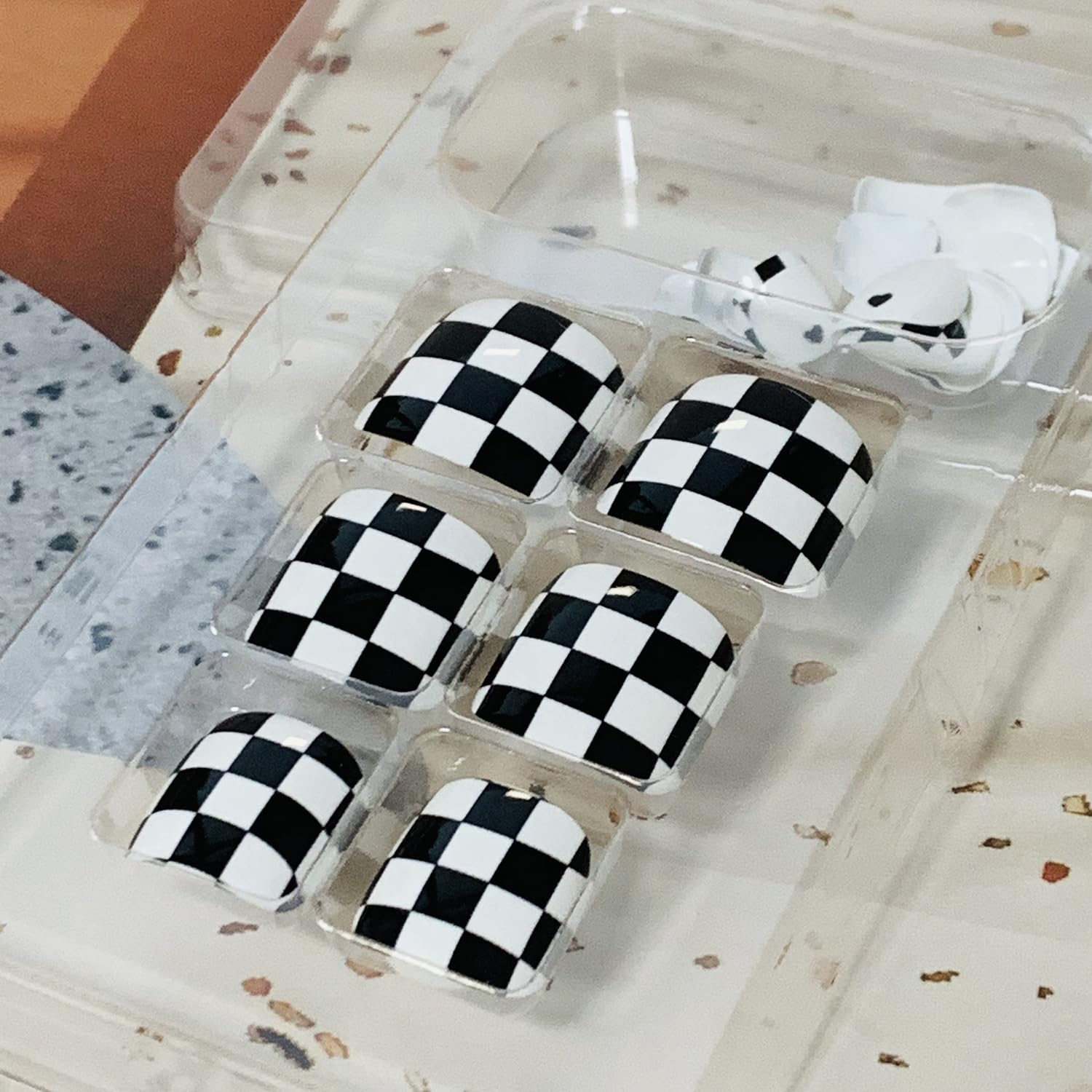 Vezocim Uñas postizas a presión con diseños de tablero de ajedrez blanco y negro, 24 uñas postizas blancas artificiales para los dedos, uñas