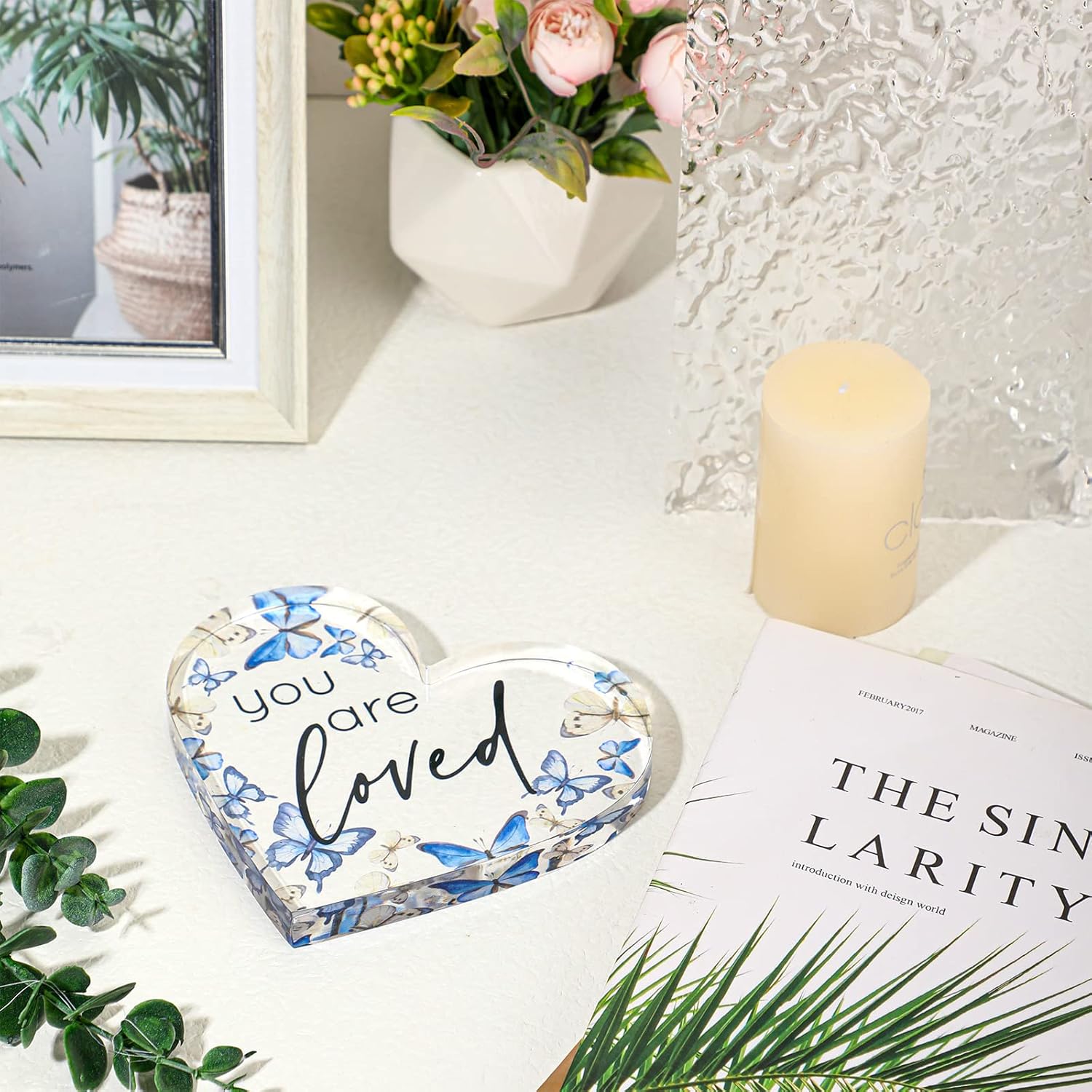 Yulejo Regalo de San Valentín con texto en inglés “You Are Loved”, decoración de acrílico en forma de corazón con mariposas rústicas, mesa de