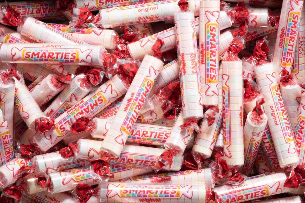 Rollos de caramelo Smarties de 1.5 libras (90 rollos)  Surtido de sabores de frutas  Recién envasado por Snackadilly