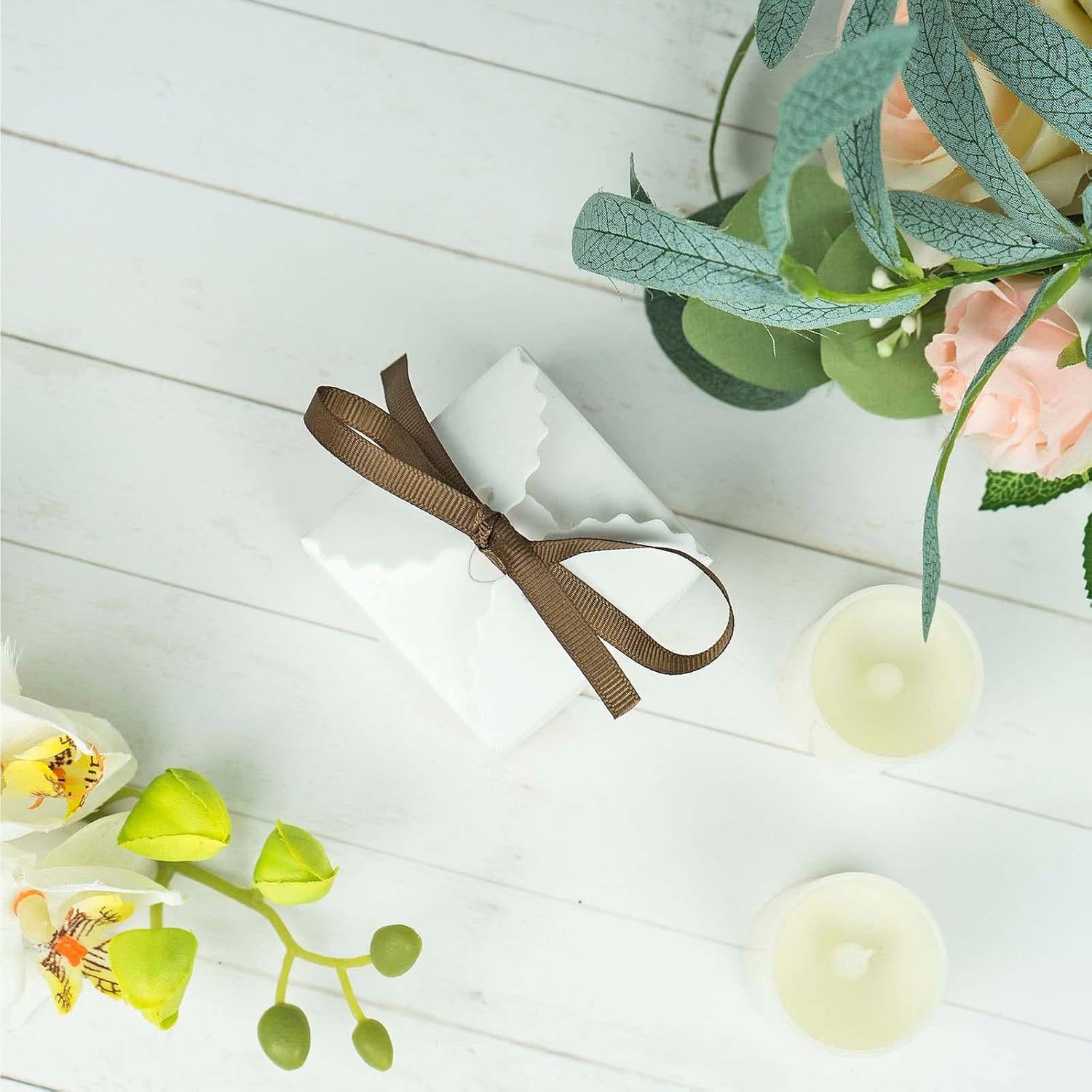 Efavormart – Paquete de 25 cajas de regalo con borde festoneado blanco, cajas de regalo de dulces para fiesta de boda con cintas de grogrén – 2.5 x
