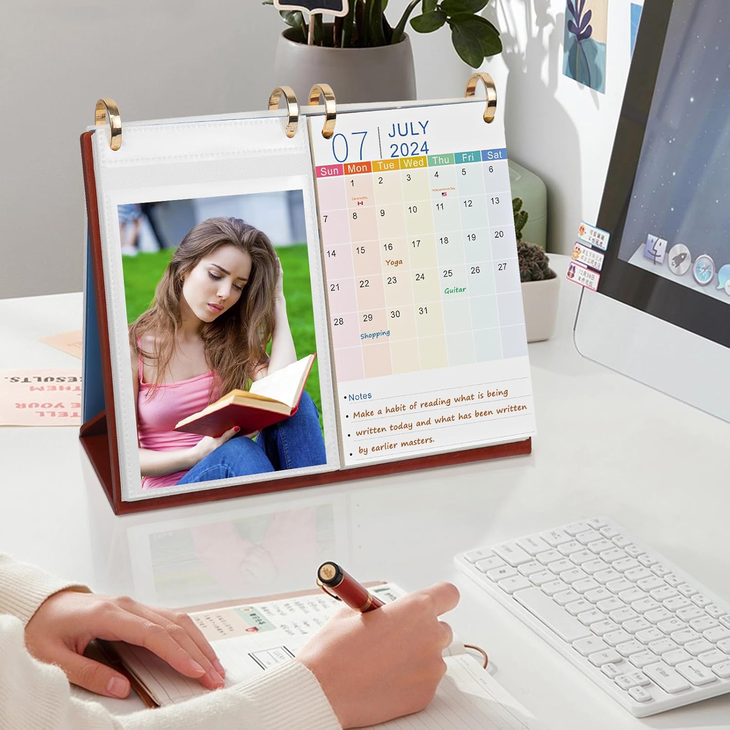 ZEEYUAN Álbum de fotos de pie de 4 x 6 pulgadas con calendario de escritorio de enero de 2024 a junio de 2025, 40 bolsillos de 4 x 6 pulgadas para