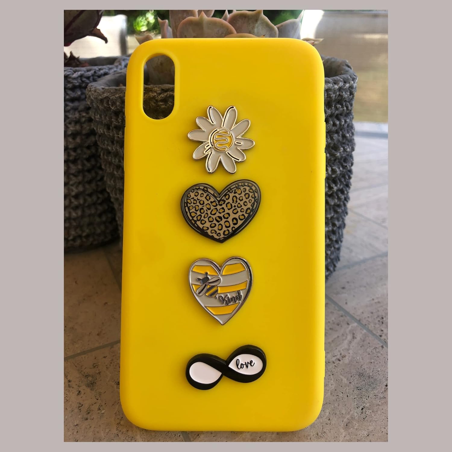 Pegatinas de metal para fundas de teléfonos celulares. Corazón amarillo y flor blanca. Juego de 2 hojas reutilizables y extraíbles sin residuos. Bee