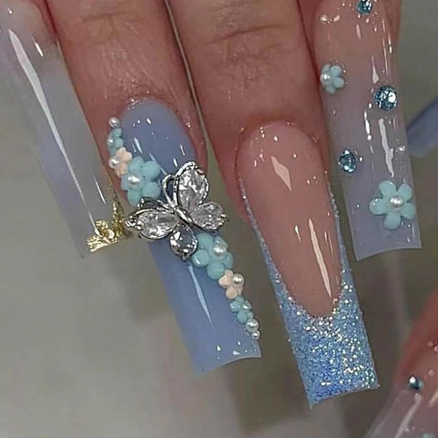 MISUD Uñas postizas cuadradas a presión, largas y cuadradas, brillantes, con pegamento, color azul de verano, uñas acrílicas degradadas con mariposa