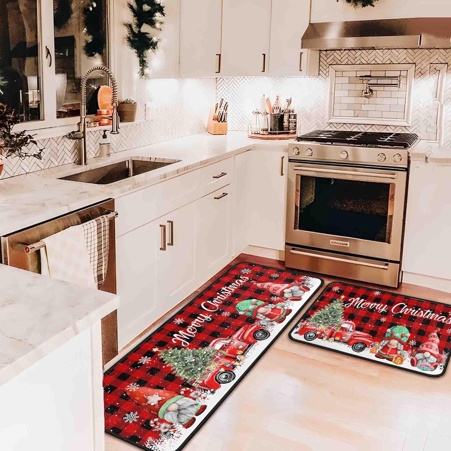 Juego de 2 alfombras y tapetes de cocina de Navidad con diseño de camión rojo a cuadros de búfalo, gnomos de árbol de Navidad, nieve, invierno,
