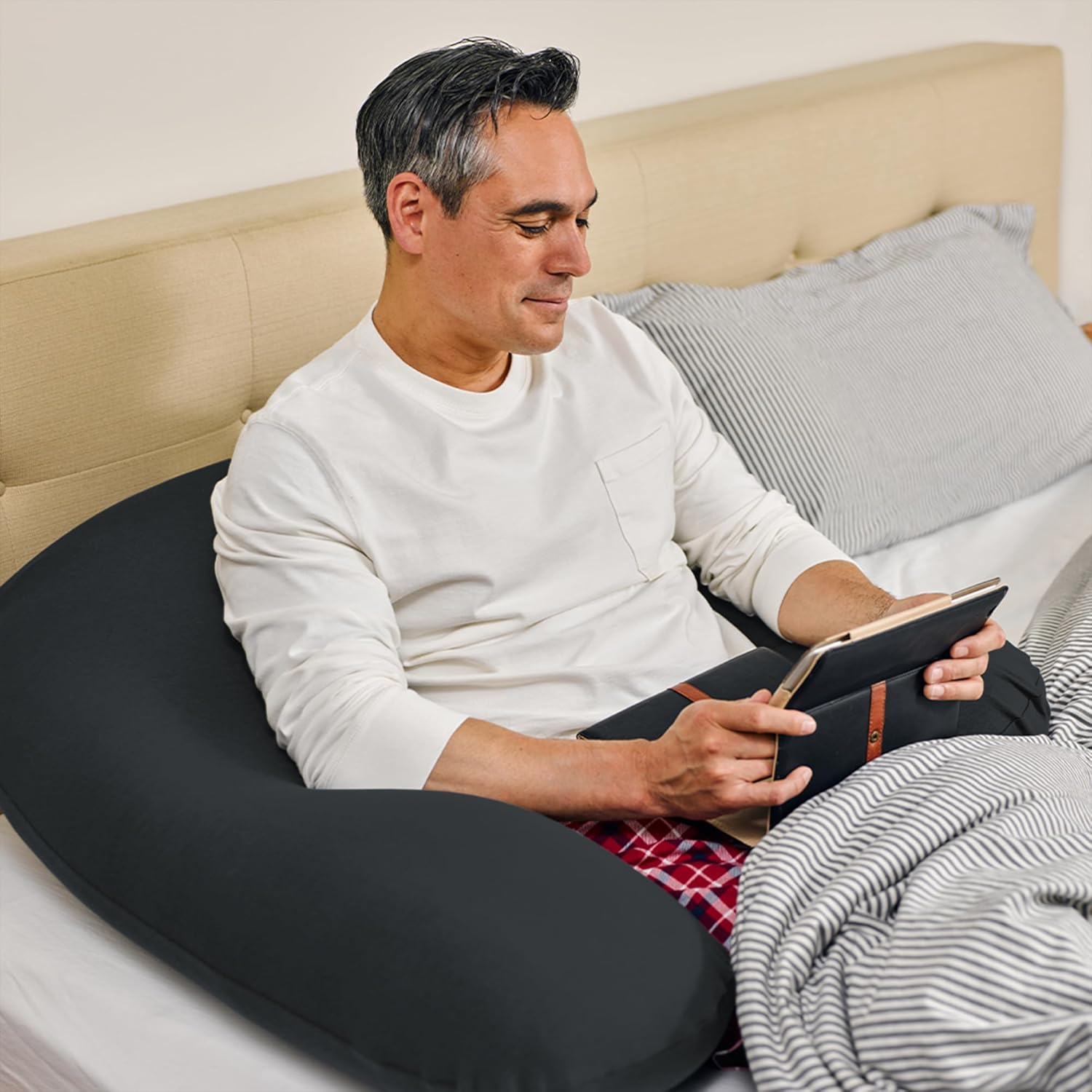 Yogibo – Almohada de apoyo para lectura, almohada única en forma de U con brazos, proporciona un excelente apoyo y comodidad, almohada de descanso