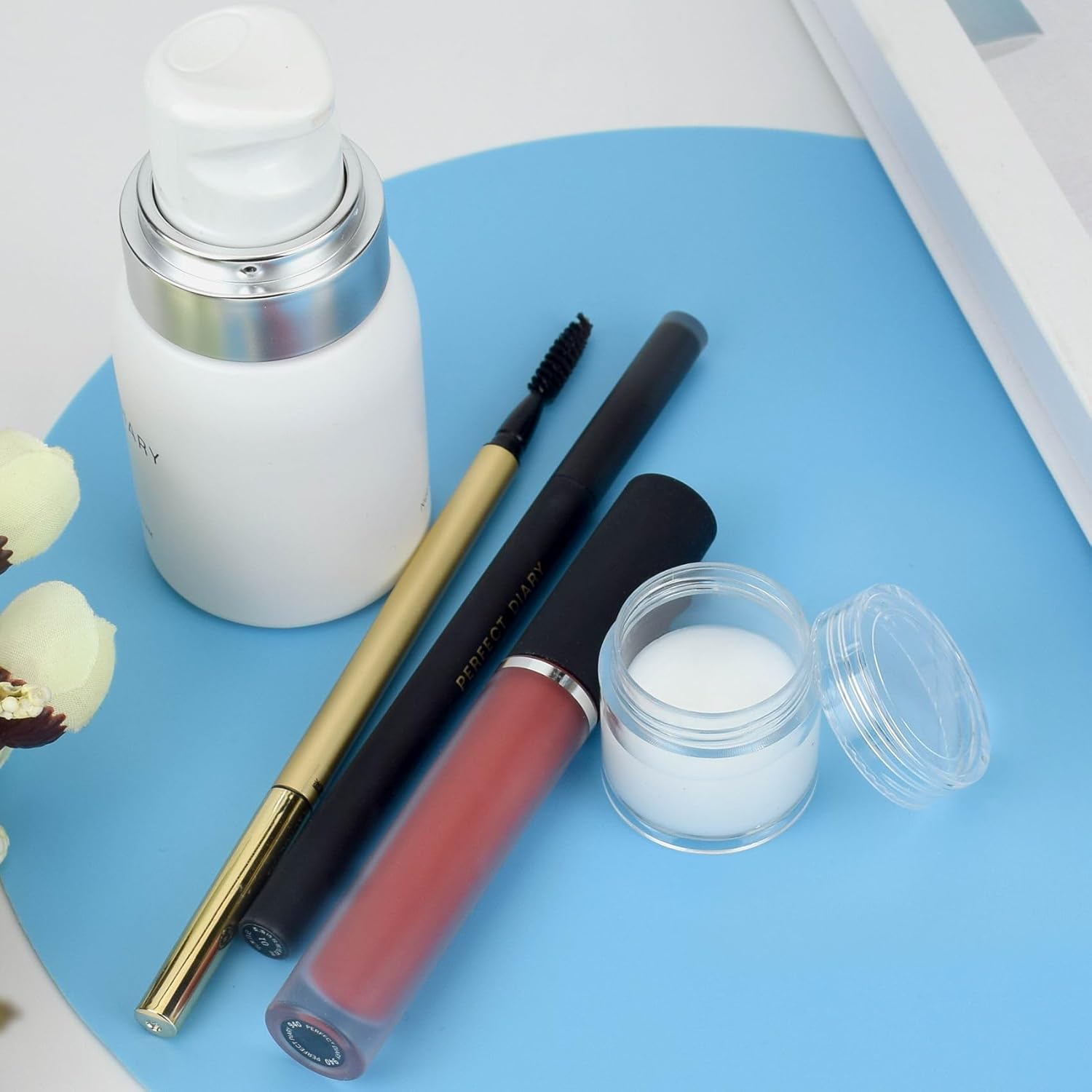 60 frascos redondos cosméticos vacíos de 0.35 oz, ollas de muestra, ollas de viaje con espátula para cosméticos, polvo de uñas, cuentas, diamantes