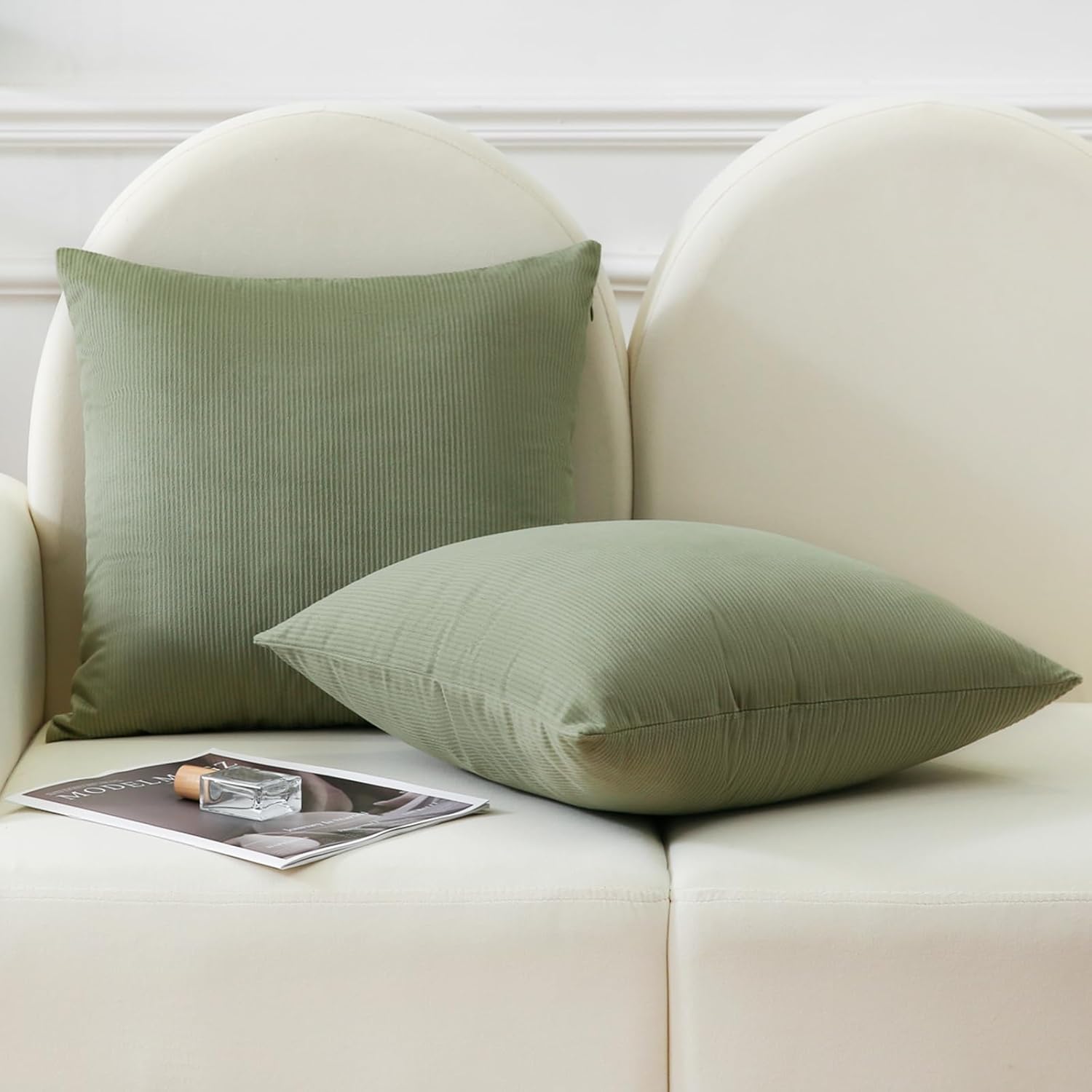 JIAHANNHA Juego de 2 fundas de almohada de terciopelo verde oliva de 24 x 24 pulgadas, fundas de cojín cuadradas con diseño de rayas suaves y