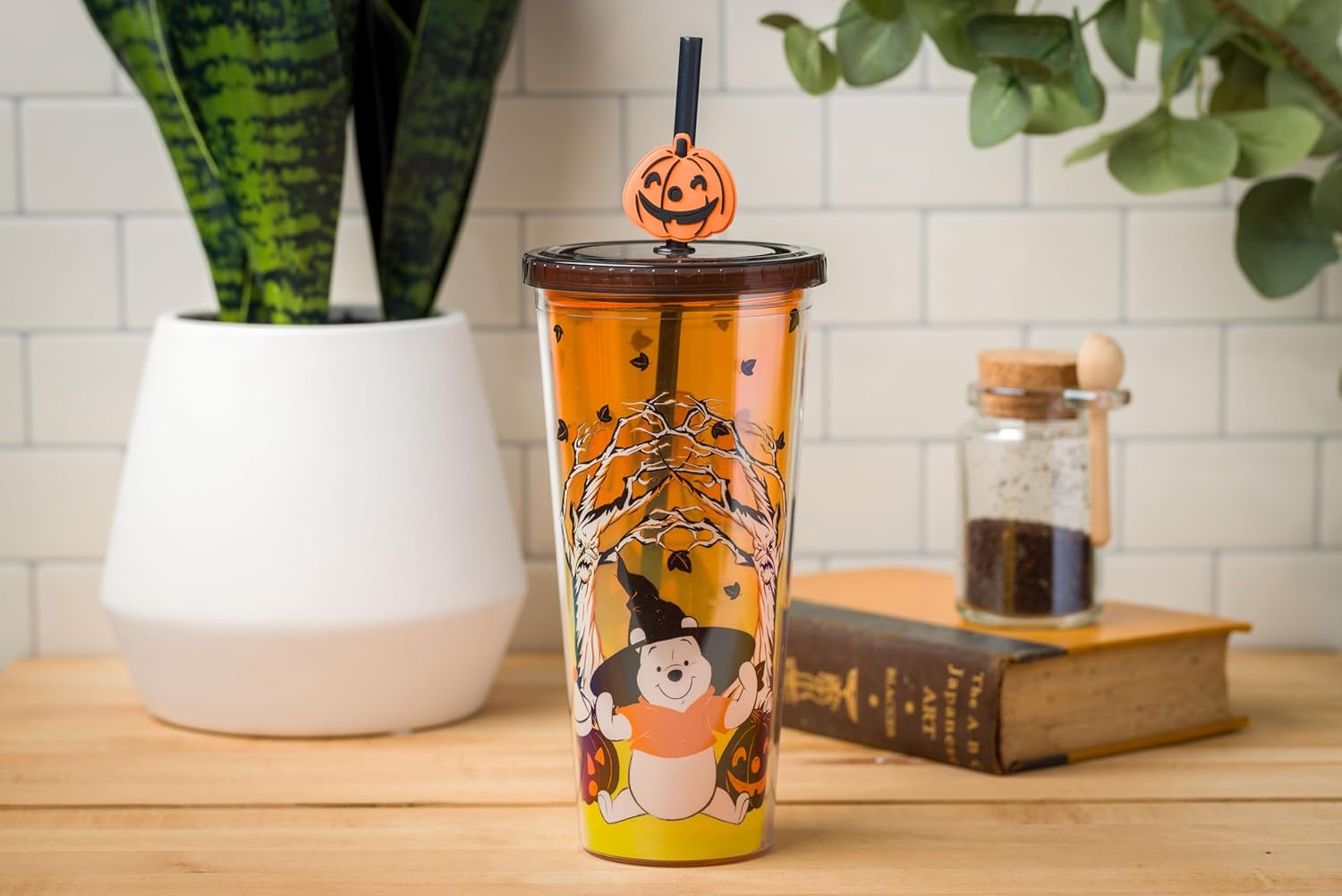 Silver Buffalo Disney Winnie the Pooh Spooky Witch – Taza fría de plástico con tapa y adorno de popote festivo Jack-O’-Lantern, 24 onzas
