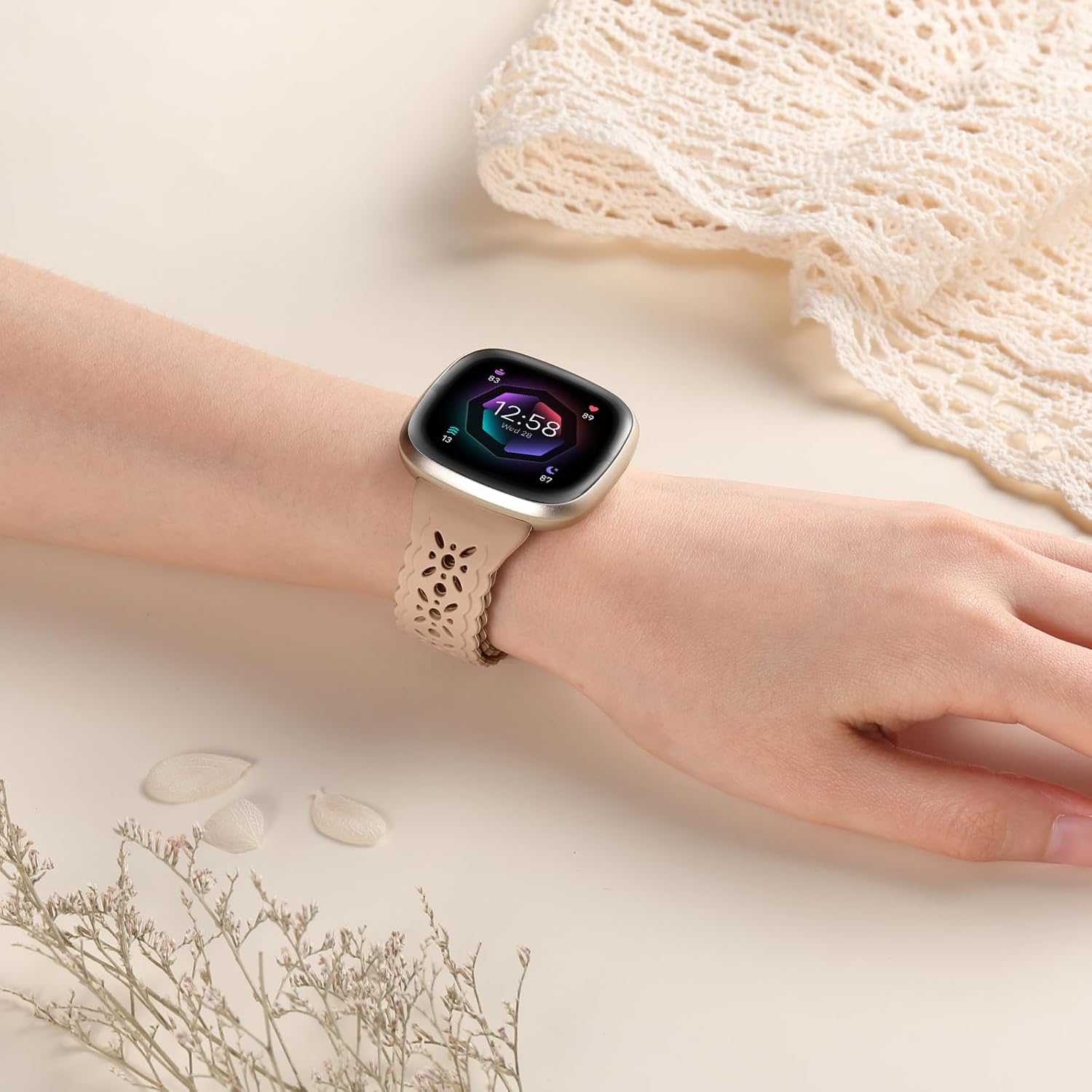 Dirrelo Paquete de 4 correas de silicona de encaje compatibles con Fitbit SenseFitbit Versa 3 bandas mujeresFitbit Versa 4 bandasSense 2 bandas,