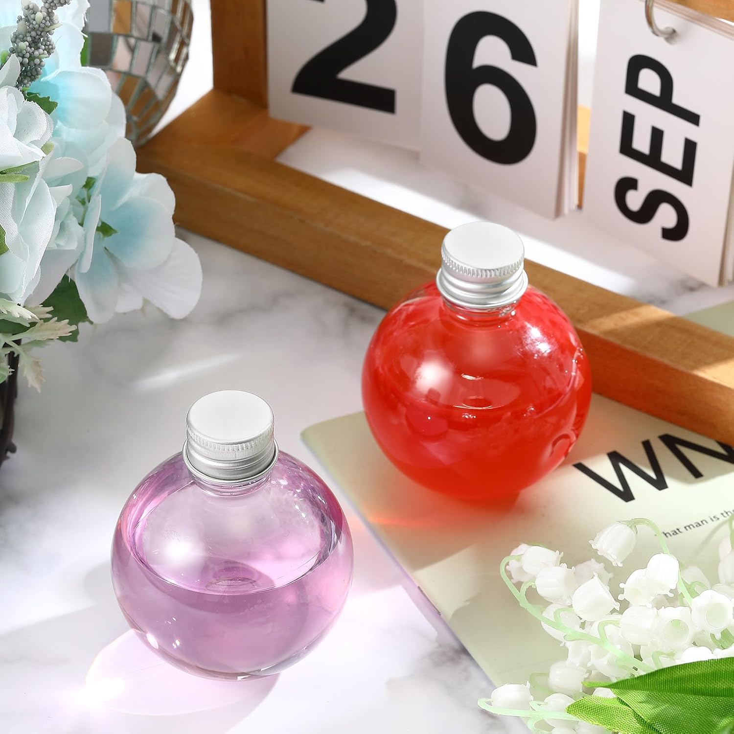 24 botellas esféricas de plástico con forma de bola, botellas redondas de arena de 3.4 onzas con 5 embudos, botella decorativa para dulces para San