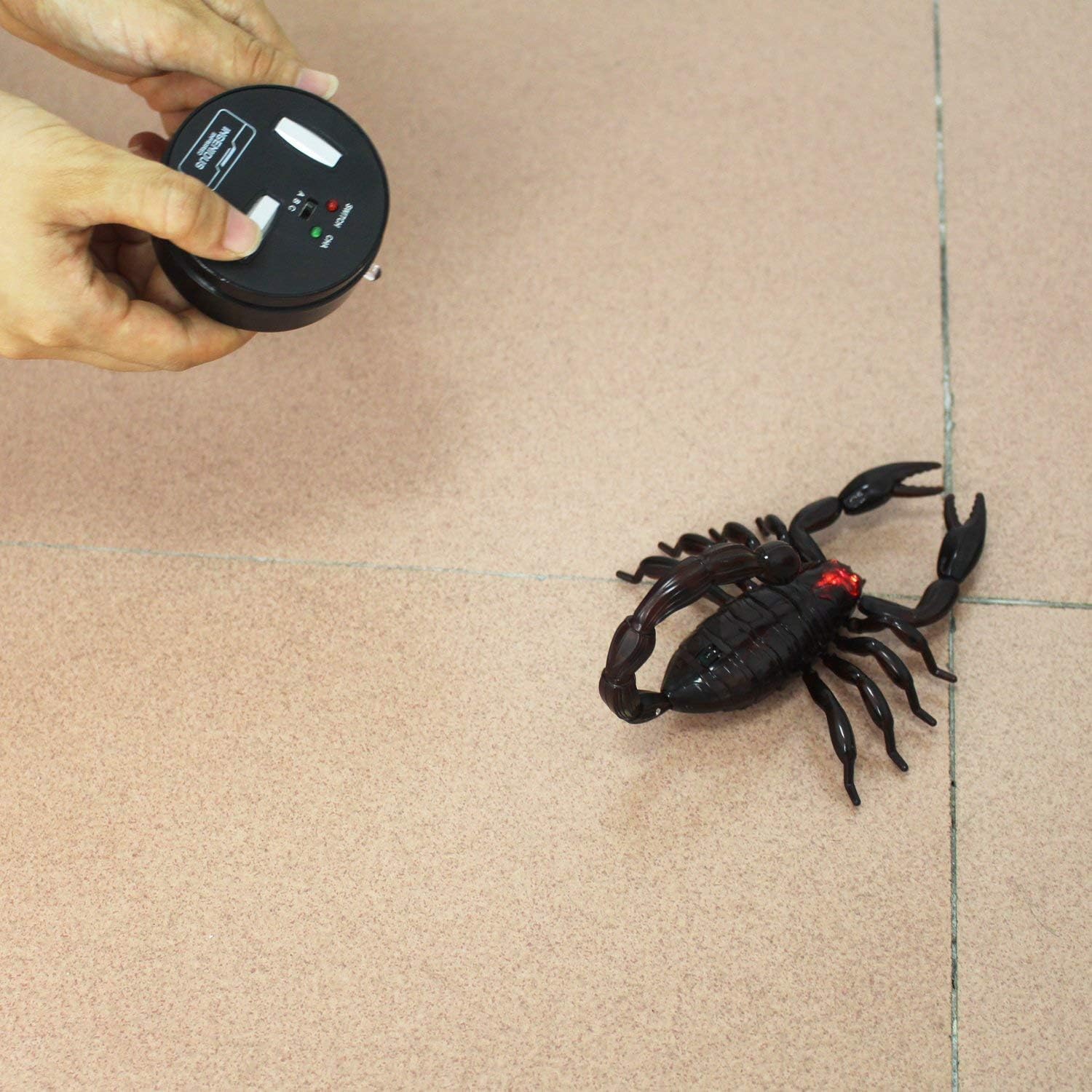 Tipmant Simulación RC Escorpión Control Remoto Vehículo Animal Vehículo Eléctrico Juguete de Miedo Halloween Niños Regalo de