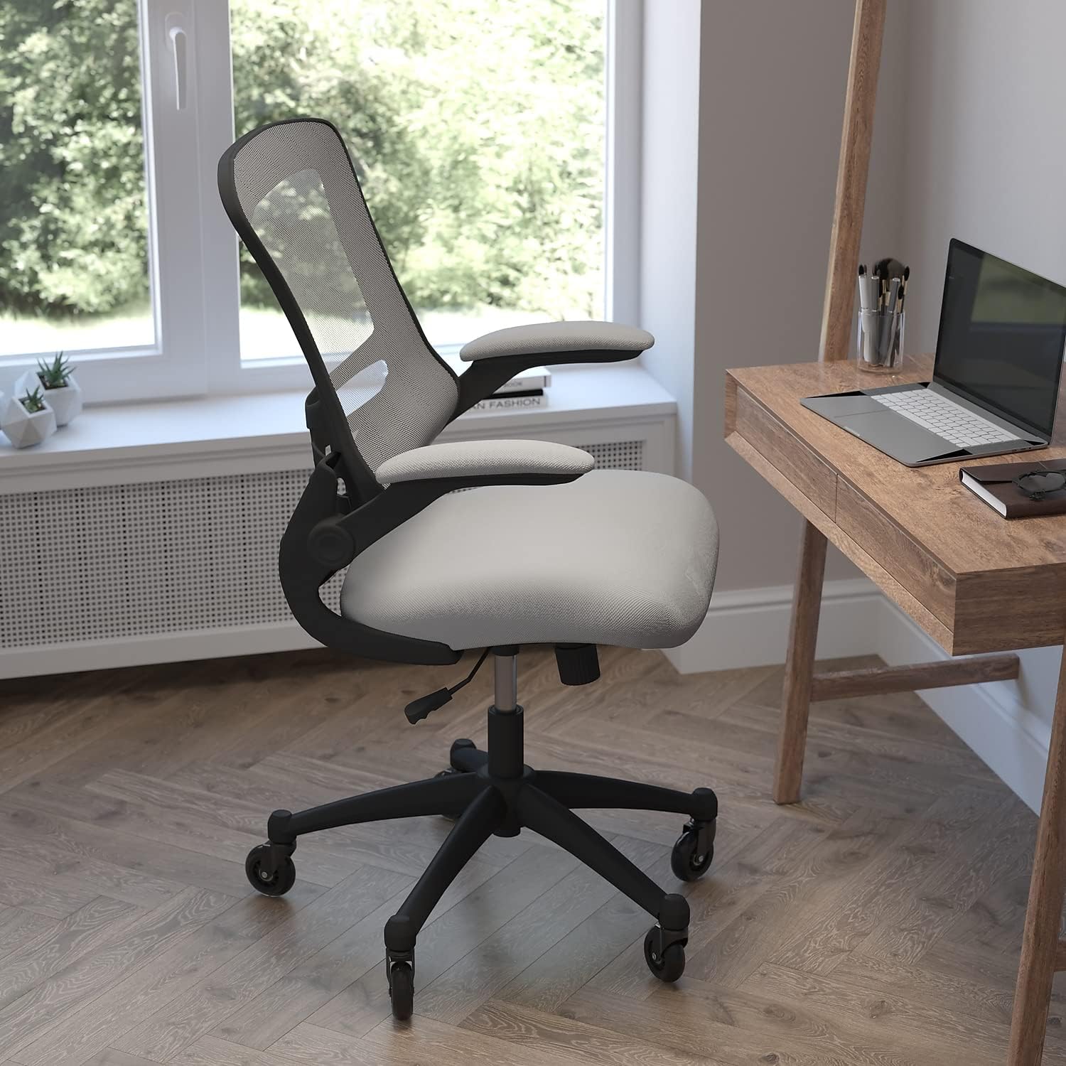 Flash Furniture Kelista Silla ergonómica giratoria de malla gris oscuro con brazos abatibles y ruedas transparentes