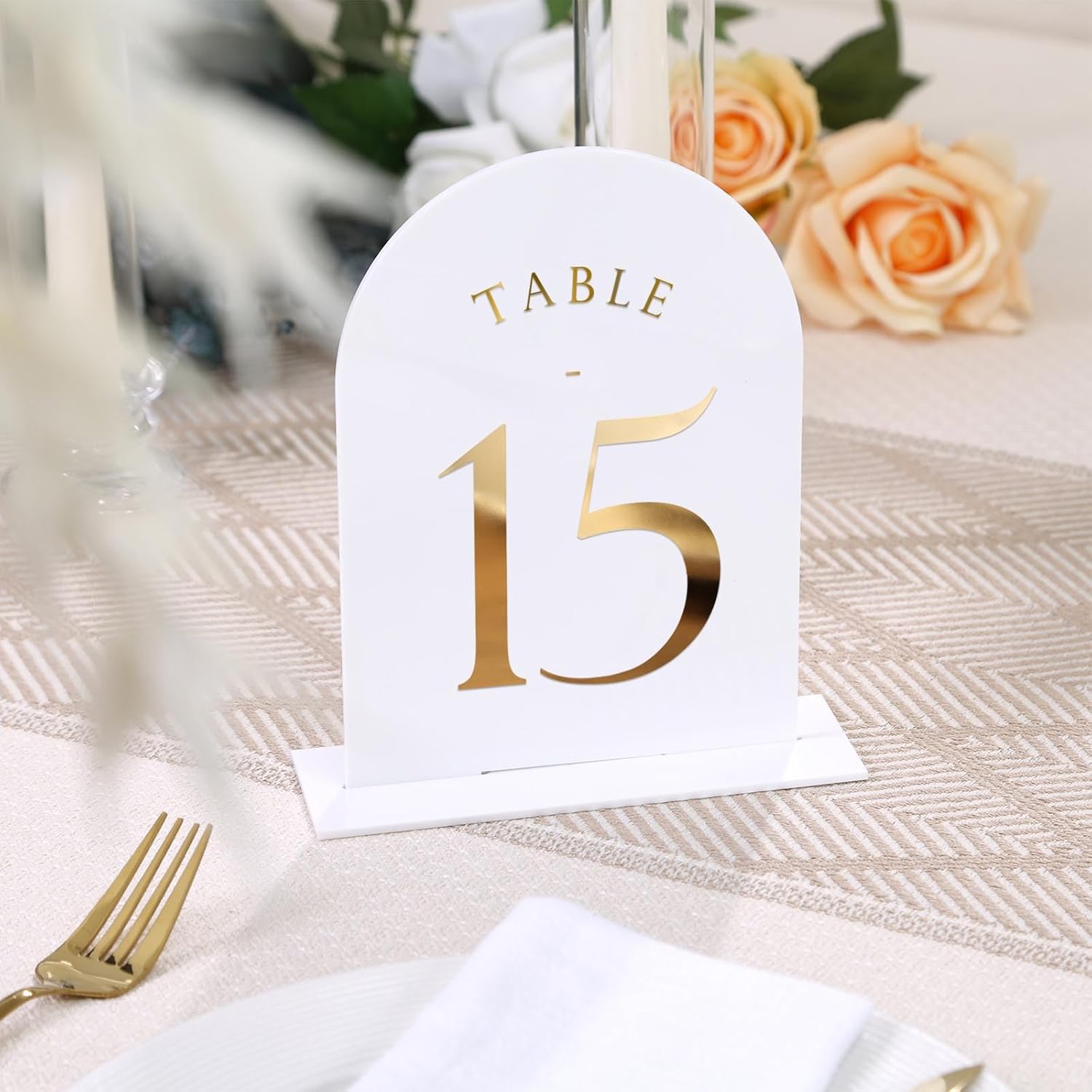UNIQOOO Números de mesa de boda de arco blanco con soportes del 1 al 15, lámina dorada impresa de 5 x 7 pulgadas, letreros acrílicos de doble cara y