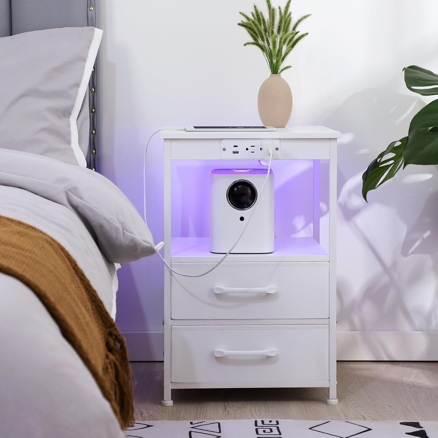 LOAKEKEL Juego de 2 mesitas de noche blancas con estación de carga, mesas auxiliares LED con puerto USB C y tomas, mesita de noche con 2 cajones de